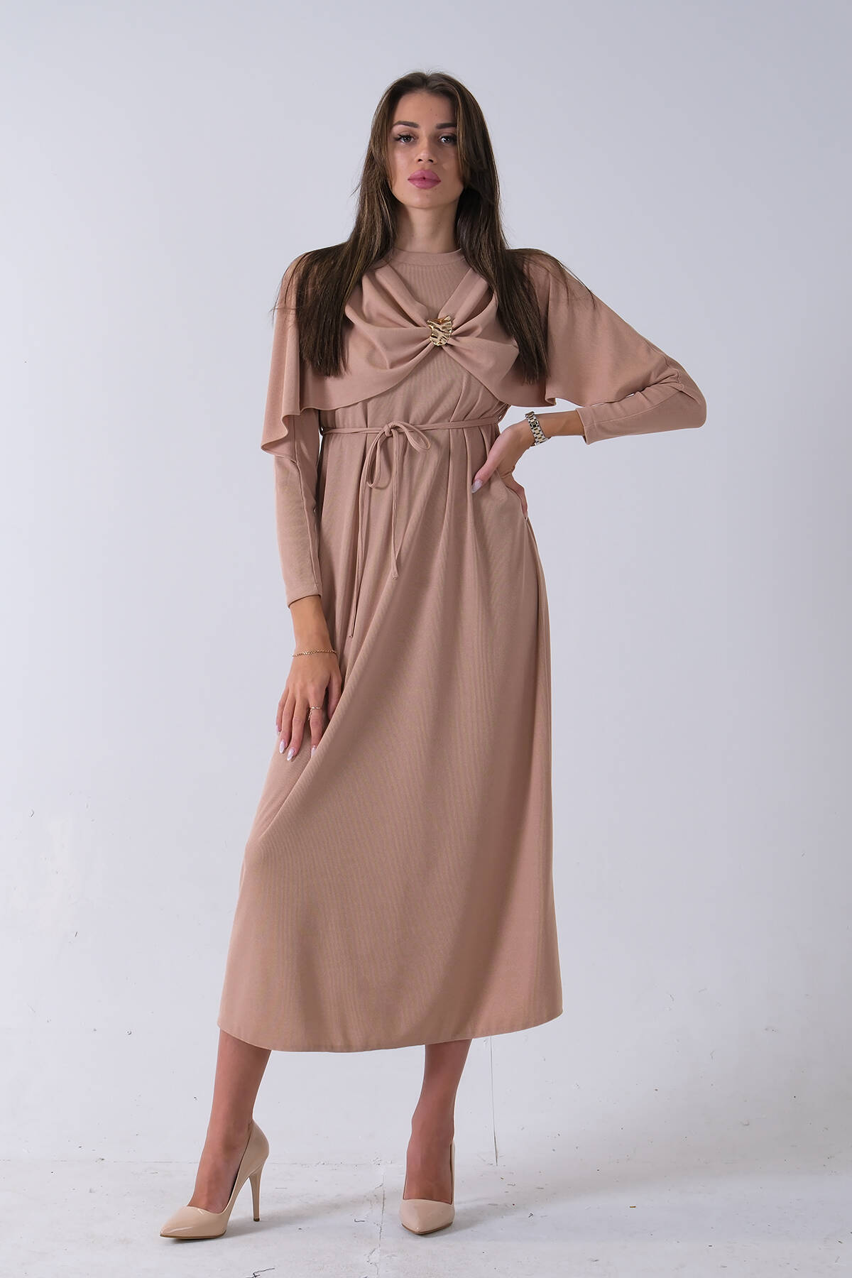 Bej Bisiklet Yaka Kendinden Şal Detaylı Broşlu Bel Bağlamalı Elbise 4571580.55 - Ardanewline (1)