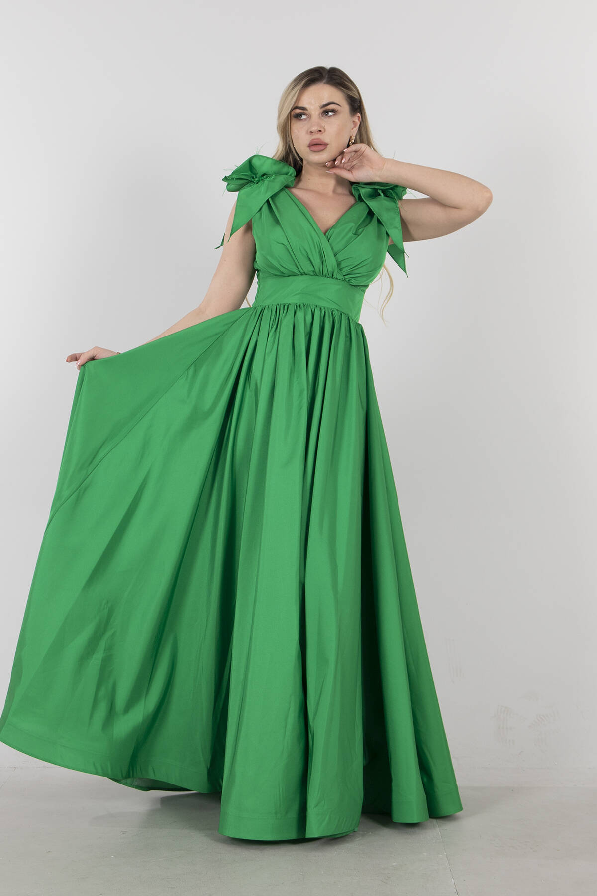 Benetton Omuzları Çiçek Detaylı V Yaka Saten Abiye 1302049.435 - Ardanewline