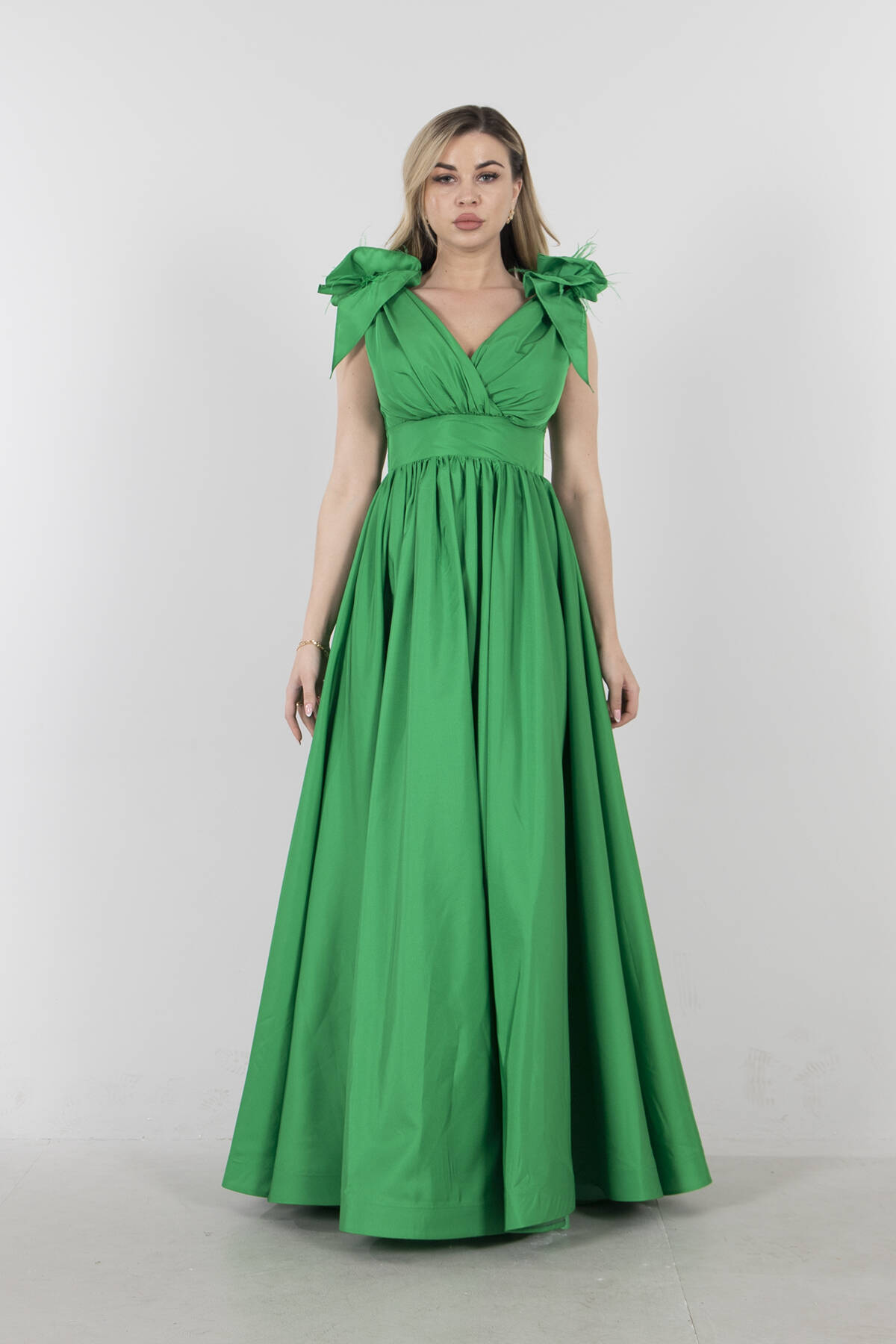 Benetton Omuzları Çiçek Detaylı V Yaka Saten Abiye 1302049.435 - Ardanewline (1)