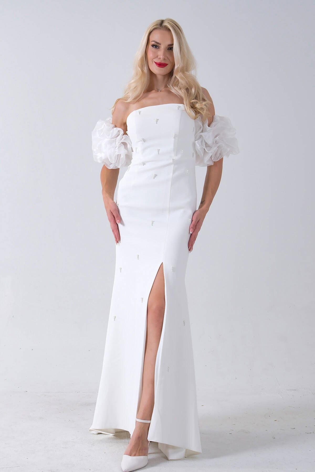 Beyaz İnci İşlemeli Balon Kol Straplez Abiye Elbise 0801011.15 - Ardanewline