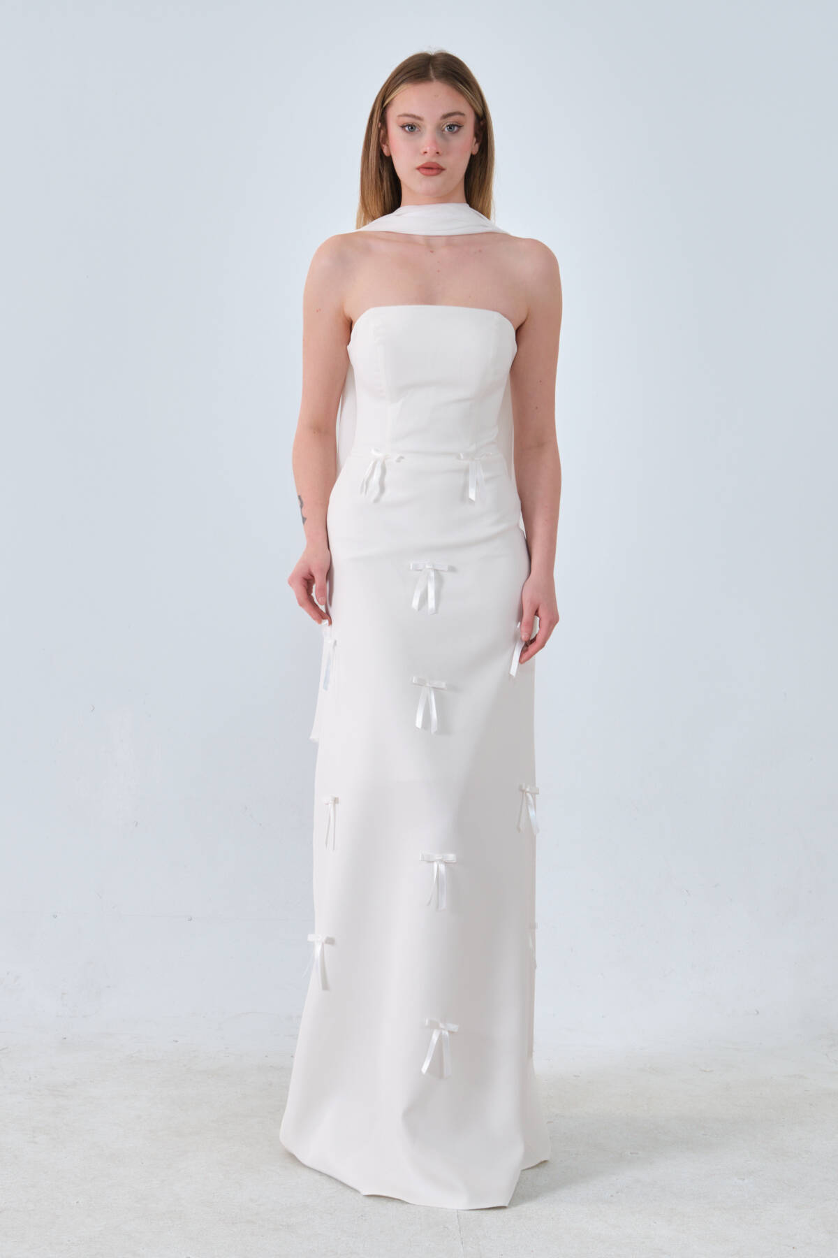 Beyaz Üzeri Fiyonk İşlemeli Kuşak Detaylı Straplez Abiye 0801170.15 - Ardanewline