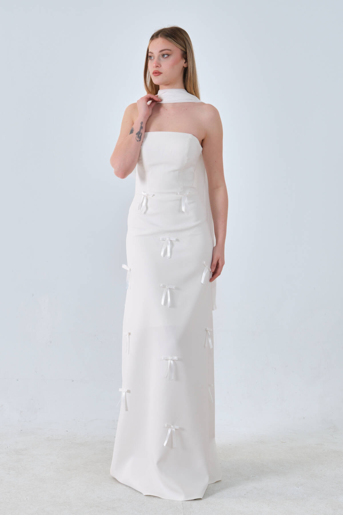 Beyaz Üzeri Fiyonk İşlemeli Kuşak Detaylı Straplez Abiye 0801170.15 - Ardanewline (1)