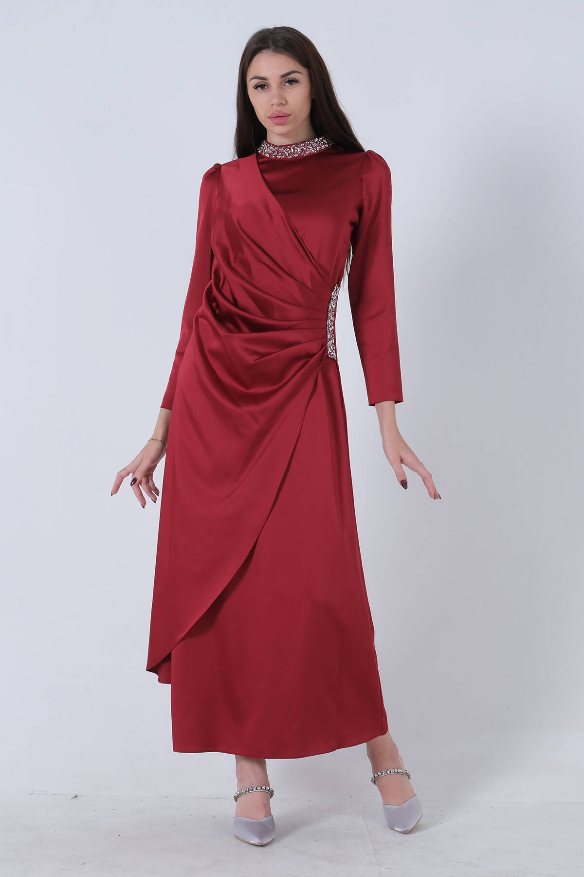 Bordo Bel ve Yaka Taş İşlemeli Yırtmaç Detaylı Tesettür Elbise 7702242.04 - Ardanewline (1)