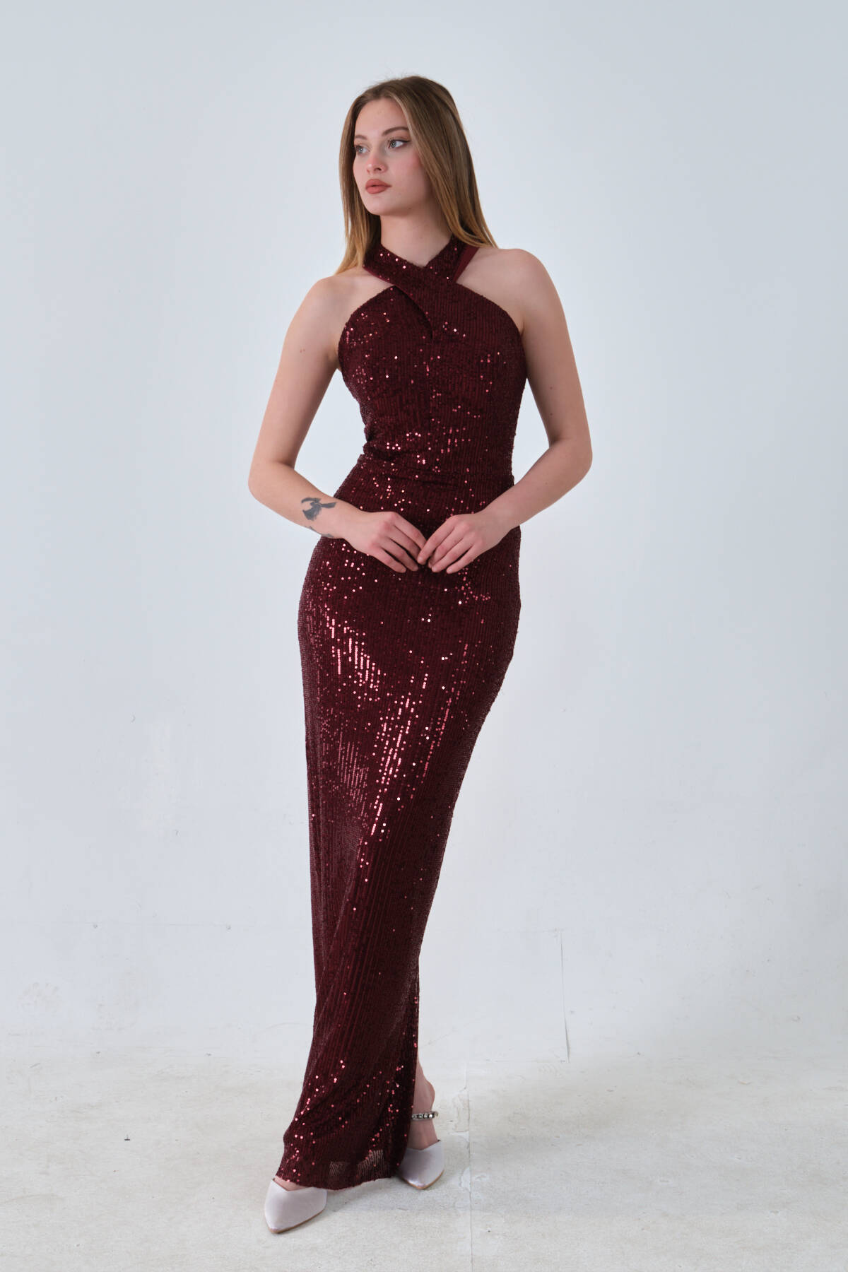 Bordo Boyundan Bağlamalı Arkadan Yırtmaç Detaylı Pul Payet Abiye 0801074.04 - Ardanewline