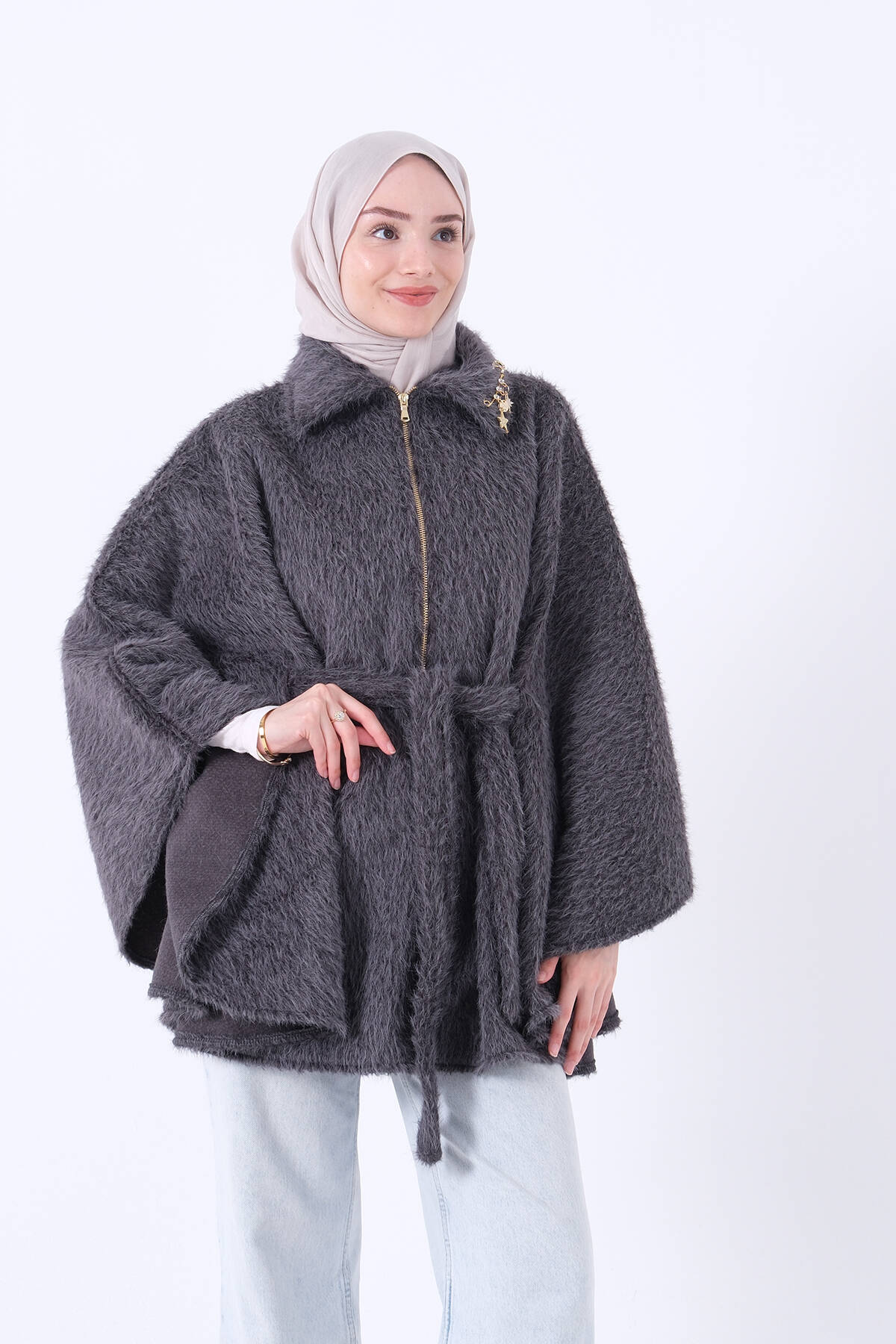 Gri Önü Fermuar Kapamalı Beli Kemerli Yaka Broşlu Yarasa Kap 940140338.06 - Ardanewline