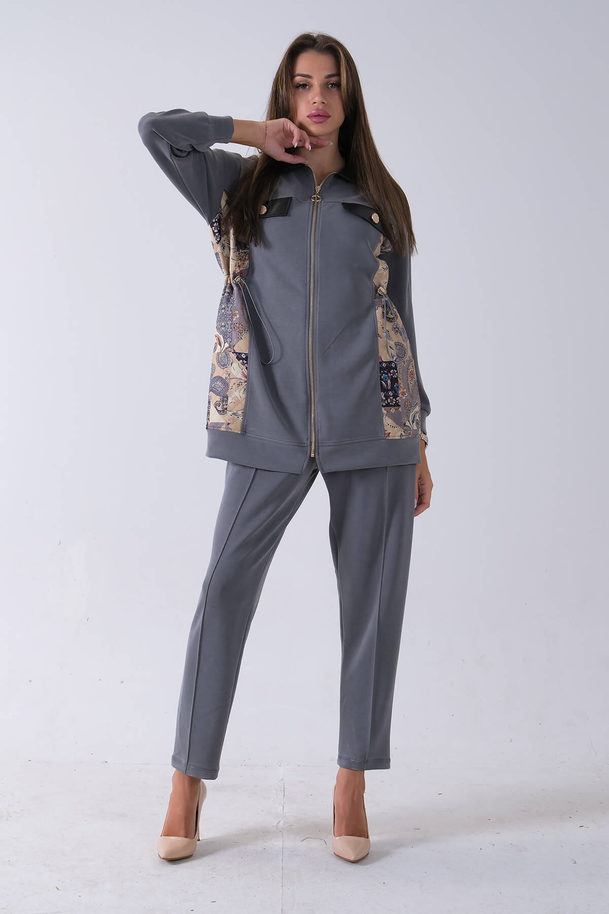 Gri Üzeri Desenli Yaka Deri Detaylı Fermuar Kapamalı Tunik Pantolonlu Takım 4703058.06 - Ardanewline (1)