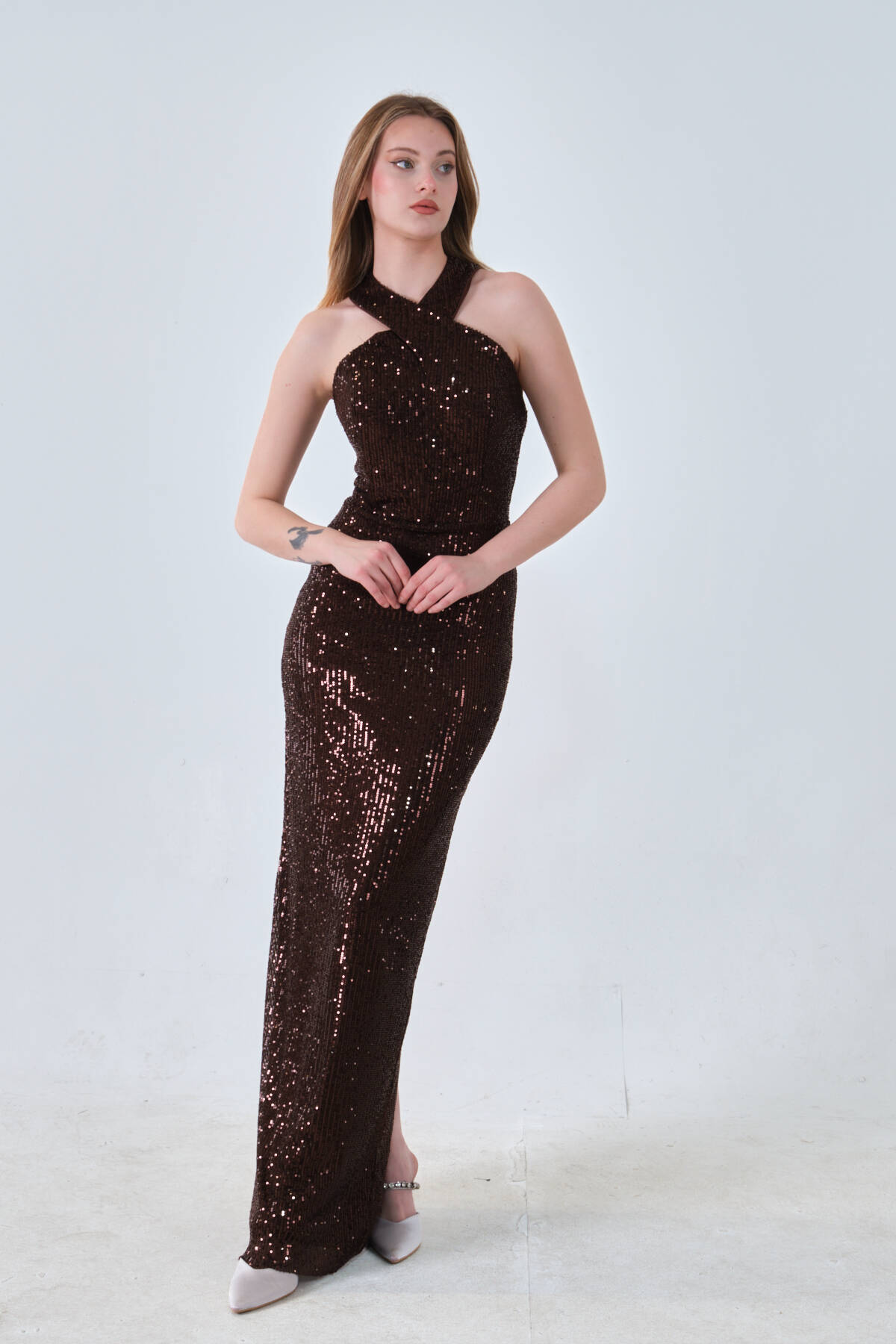 Kahve Boyundan Bağlamalı Arkadan Yırtmaç Detaylı Pul Payet Abiye 0801074.05 - Ardanewline (1)