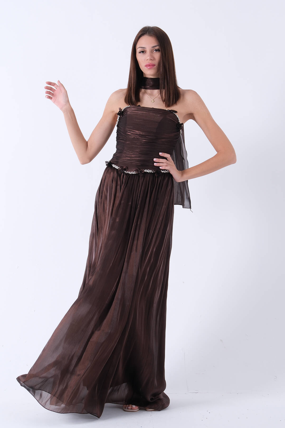 Kahve Göğüs Taş Detaylı Çiçek Aksesuarlı Kuşaklı Straplez Abiye 9705967.05 - ArdaNewline