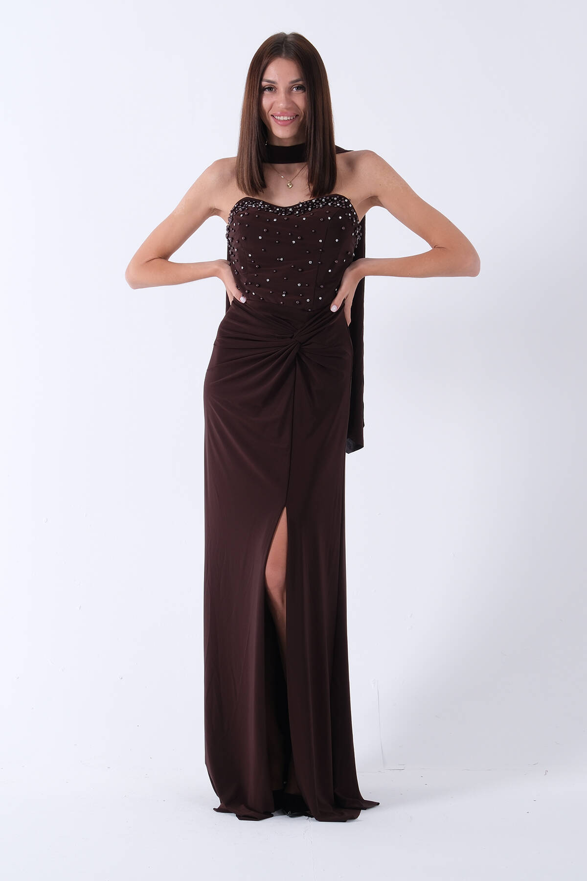 Kahve Göğüs Taş İşlemeli Önü Büzgü Detaylı Yırtmaçlı Straplez Abiye 9705721.05 - ArdaNewline