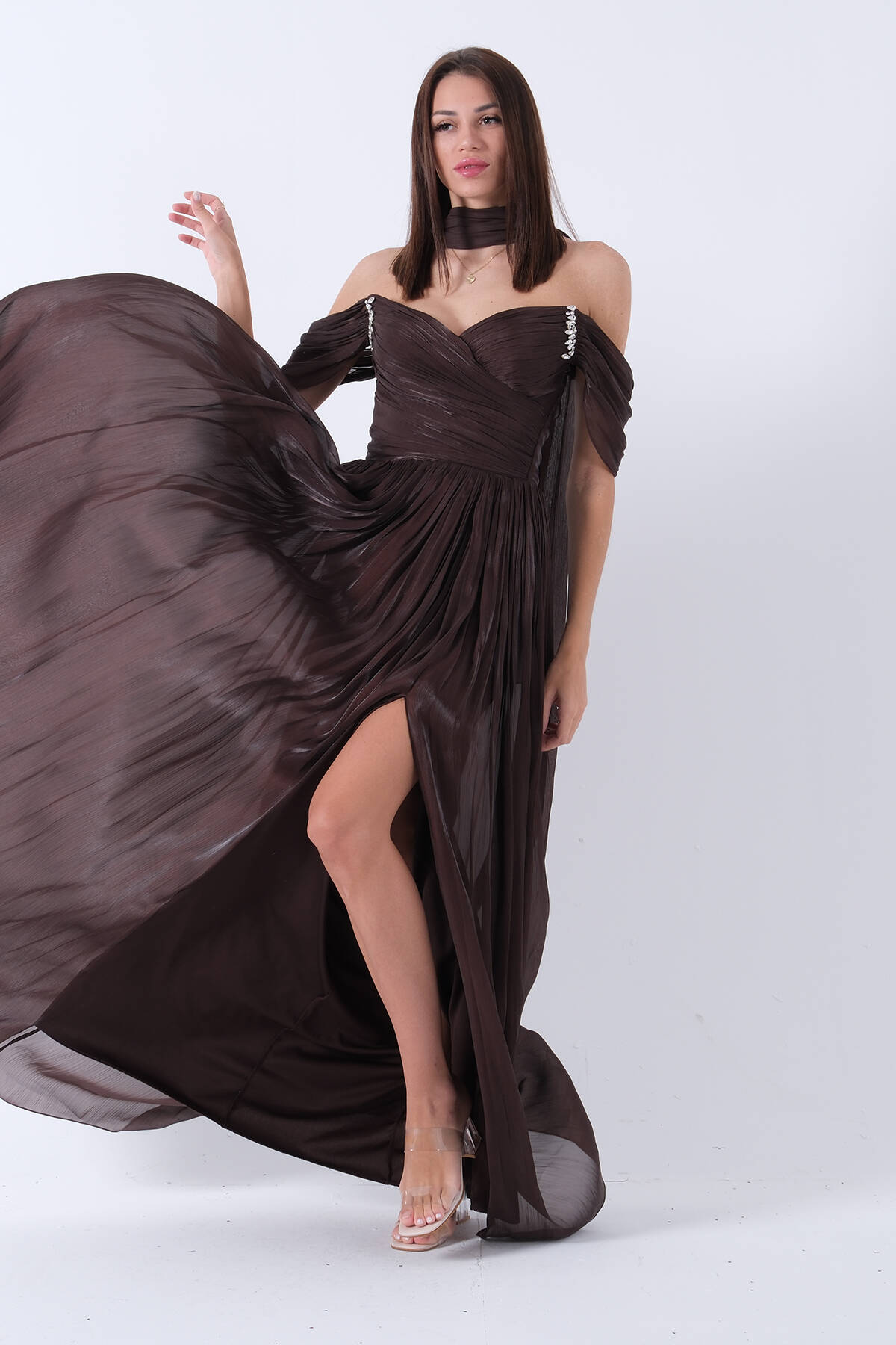 Kahve Taş Detaylı Arkadan Bağlamalı Düşük Omuz Abiye 9705969.05 - ArdaNewline