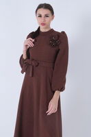 Kahve Tüvid Kumaş Çiçek Detaylı Kolları Lastikli Seyyar Kuşaklı Elbise 4593267.05 - 8
