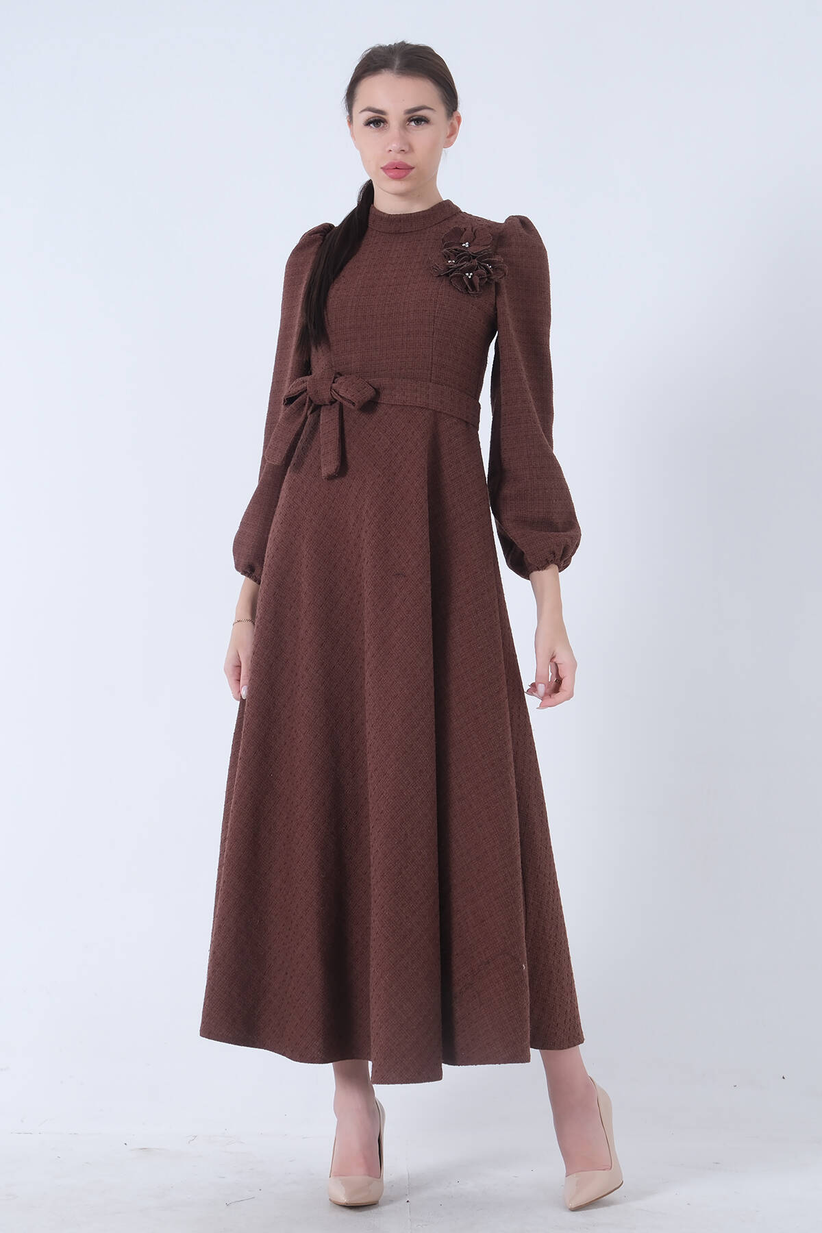 Kahve Tüvid Kumaş Çiçek Detaylı Kolları Lastikli Seyyar Kuşaklı Elbise 4593267.05 - Ardanewline