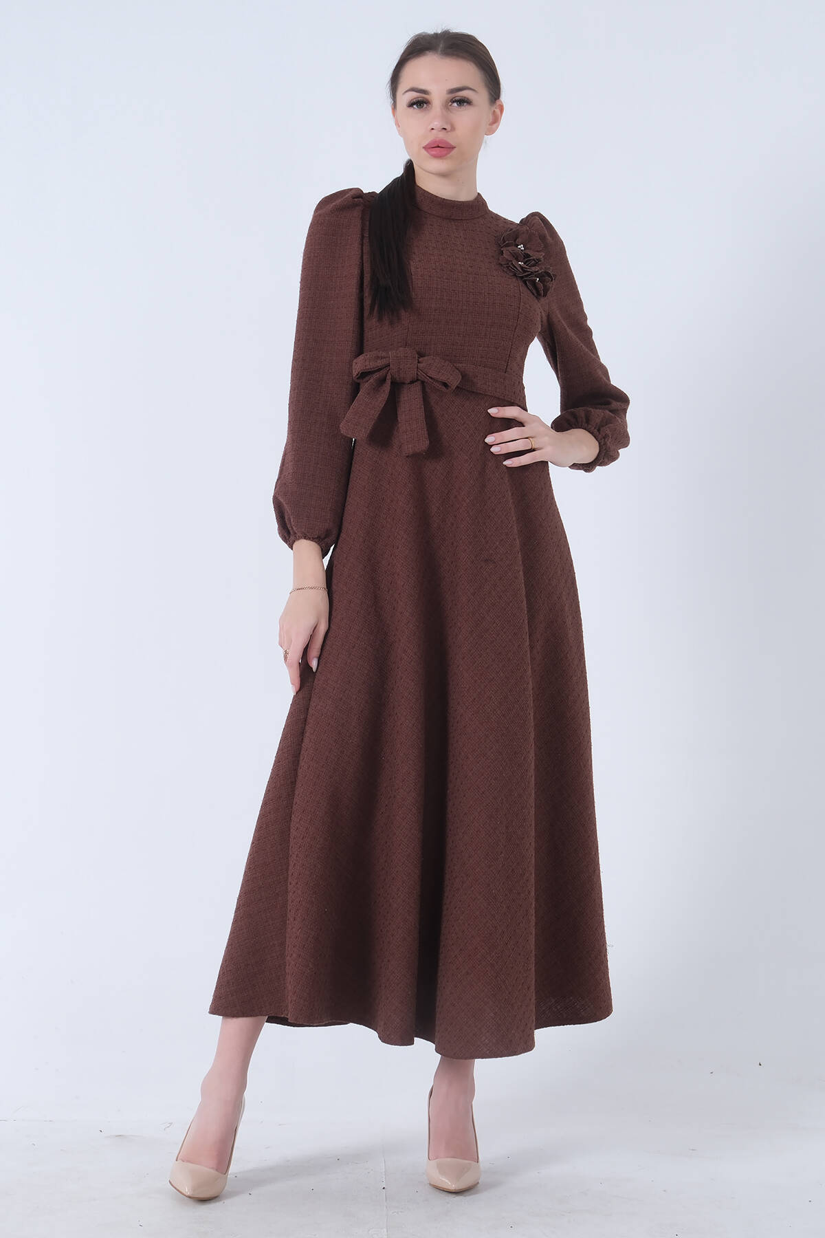 Kahve Tüvid Kumaş Çiçek Detaylı Kolları Lastikli Seyyar Kuşaklı Elbise 4593267.05 - Ardanewline (1)