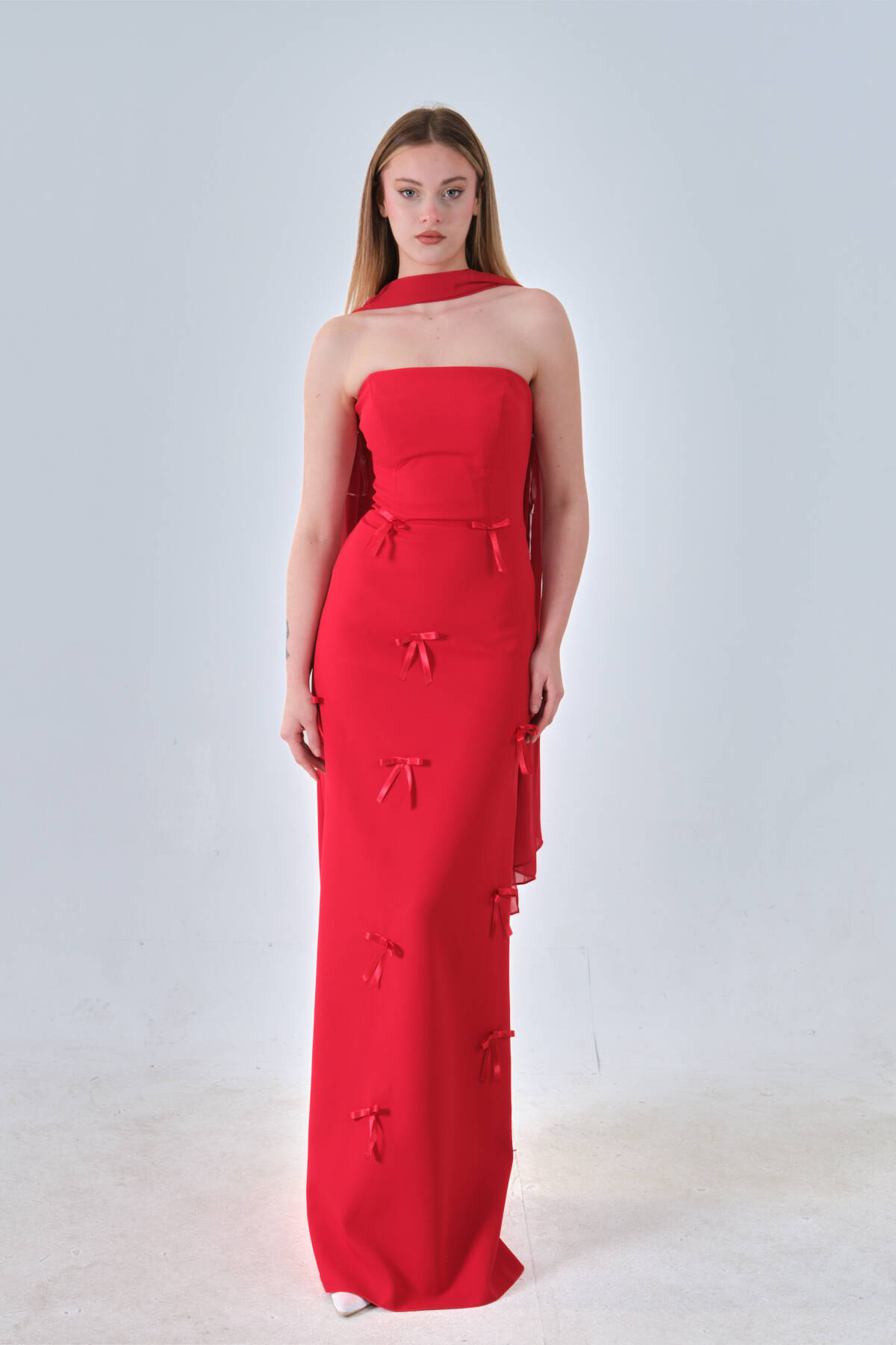 Kırmızı Üzeri Fiyonk İşlemeli Kuşak Detaylı Straplez Abiye 0801170.08 - Ardanewline