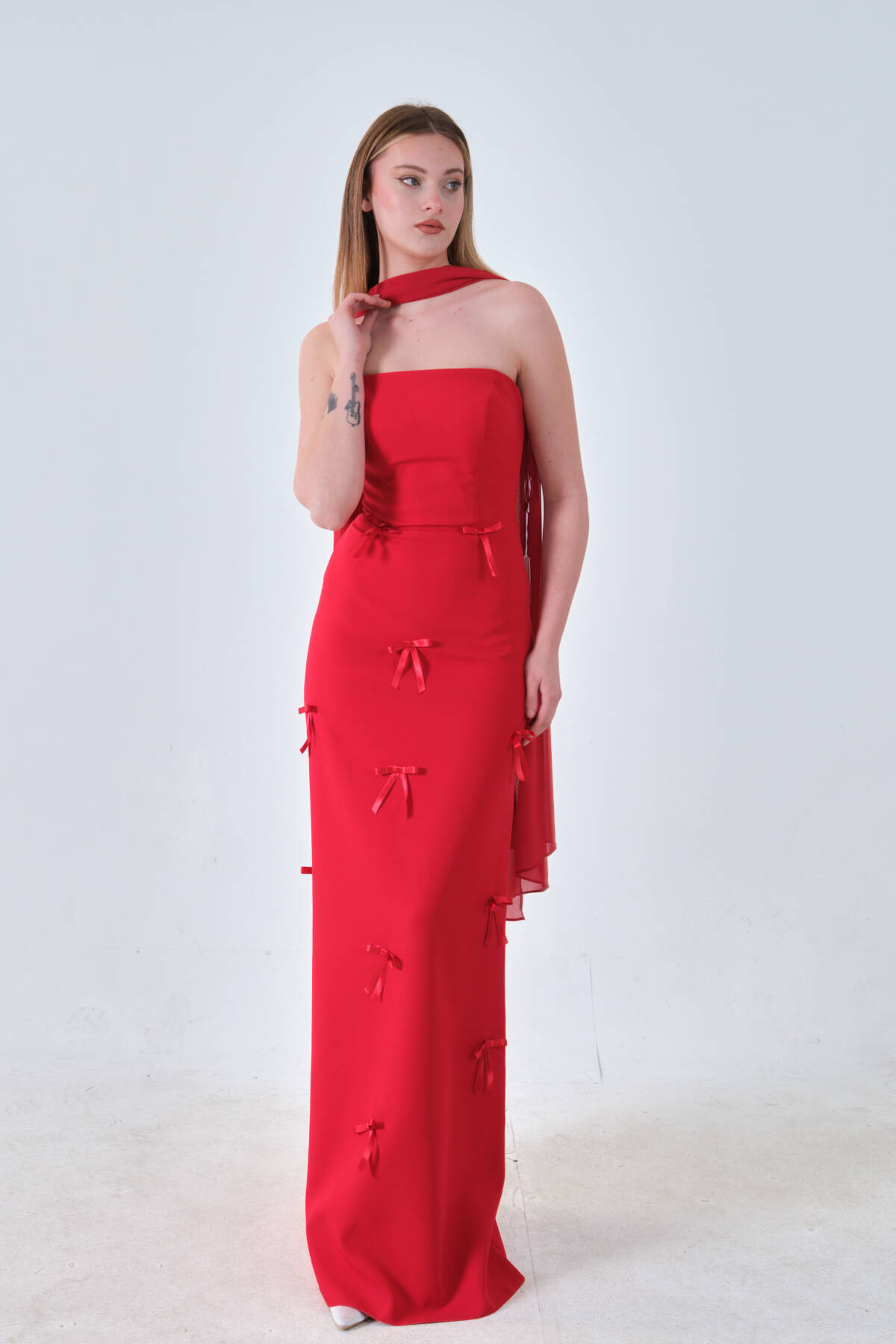 Kırmızı Üzeri Fiyonk İşlemeli Kuşak Detaylı Straplez Abiye 0801170.08 - Ardanewline (1)