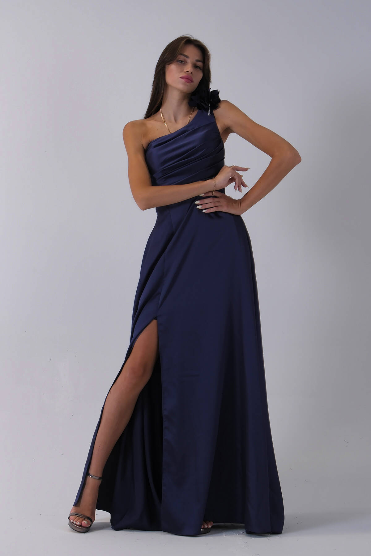 Lacivert Tek Omuz Çiçek Detaylı Saten Yırtmaçlı Abiye 0801041.02 - Ardanewline (1)