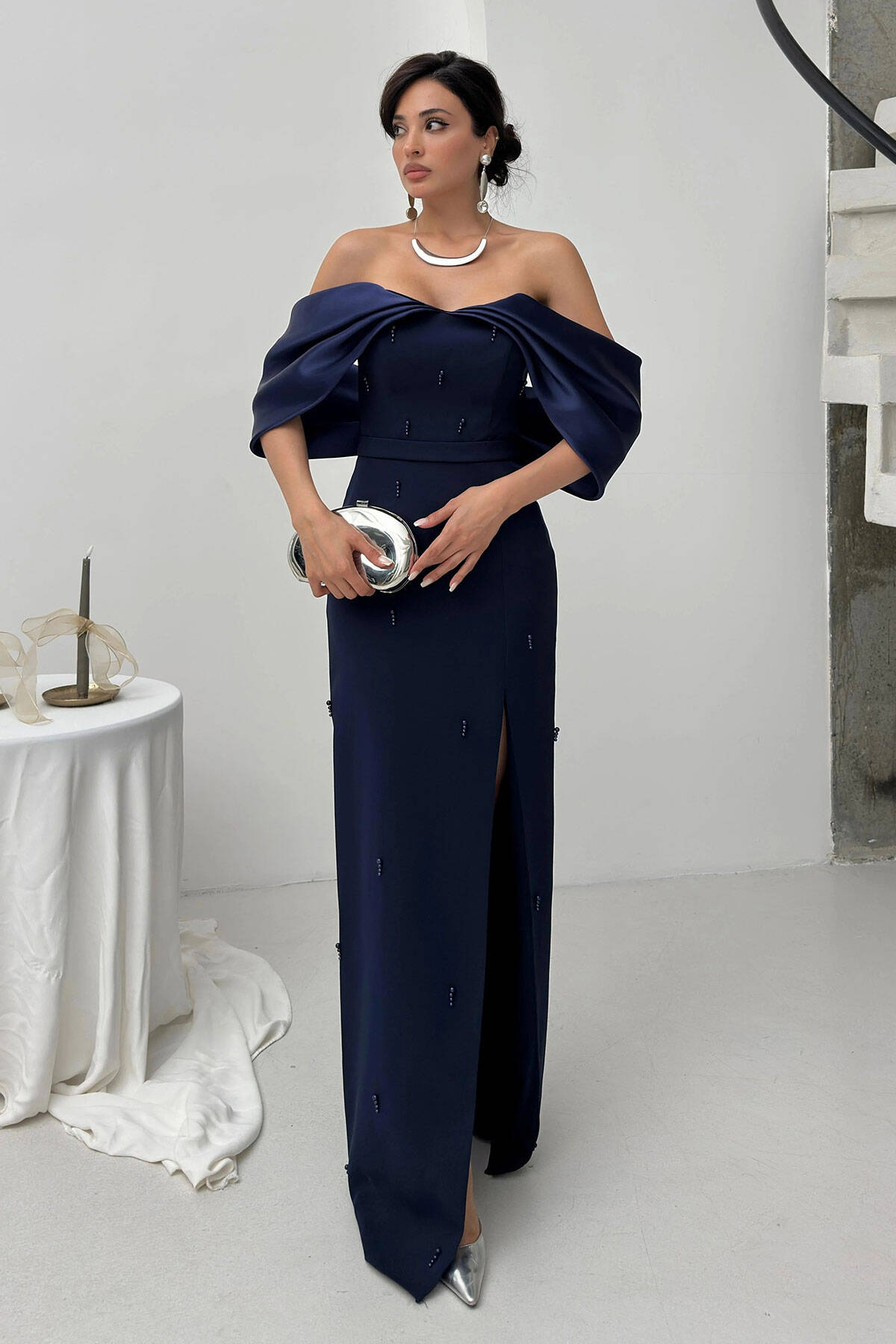 Lacivert Üzeri Taş İşlemeli Yırtmaç Detaylı Düşük Omuz Abiye 0801091.02 - Ardanewline