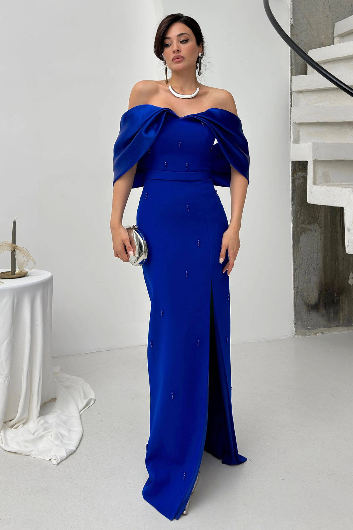 Saks Üzeri Taş İşlemeli Yırtmaç Detaylı Düşük Omuz Abiye 0801091.26 - Ardanewline