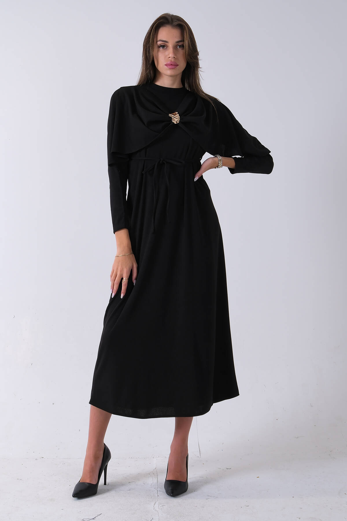 Siyah Bisiklet Yaka Kendinden Şal Detaylı Broşlu Bel Bağlamalı Elbise 4571580.01 - Ardanewline (1)