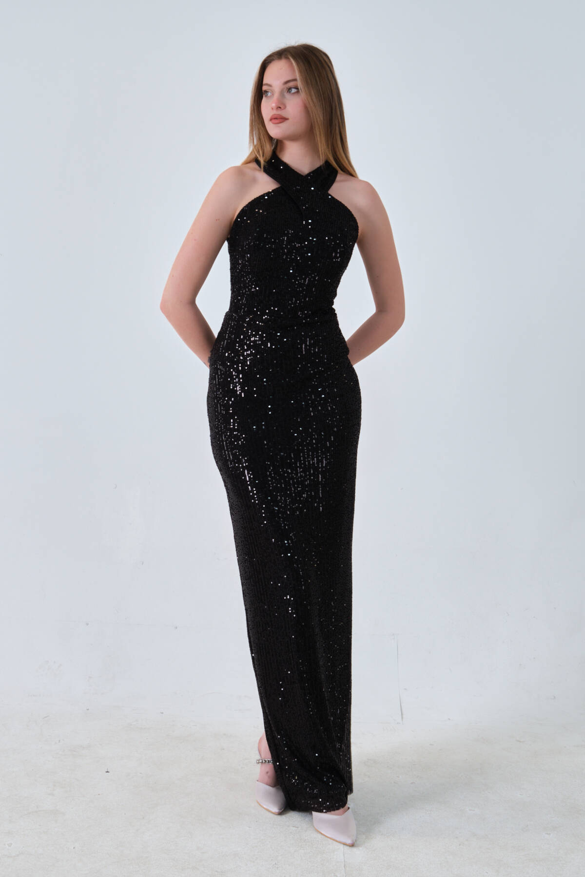 Siyah Boyundan Bağlamalı Arkadan Yırtmaç Detaylı Pul Payet Abiye 0801074.01 - Ardanewline