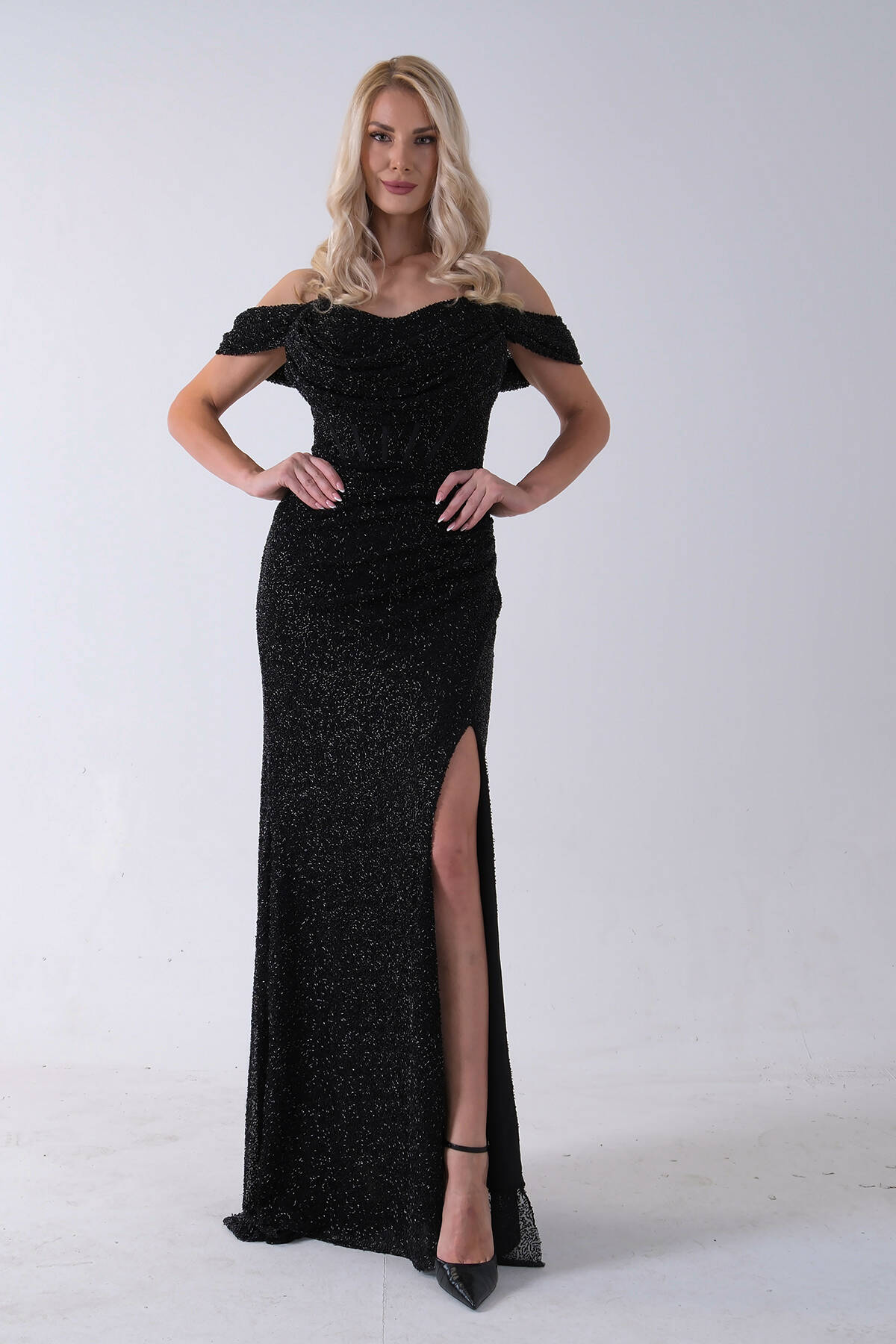 Siyah Düşük Omuz Yırtmaç Detaylı Pul Payet Abiye 9705646.01 - Ardanewline