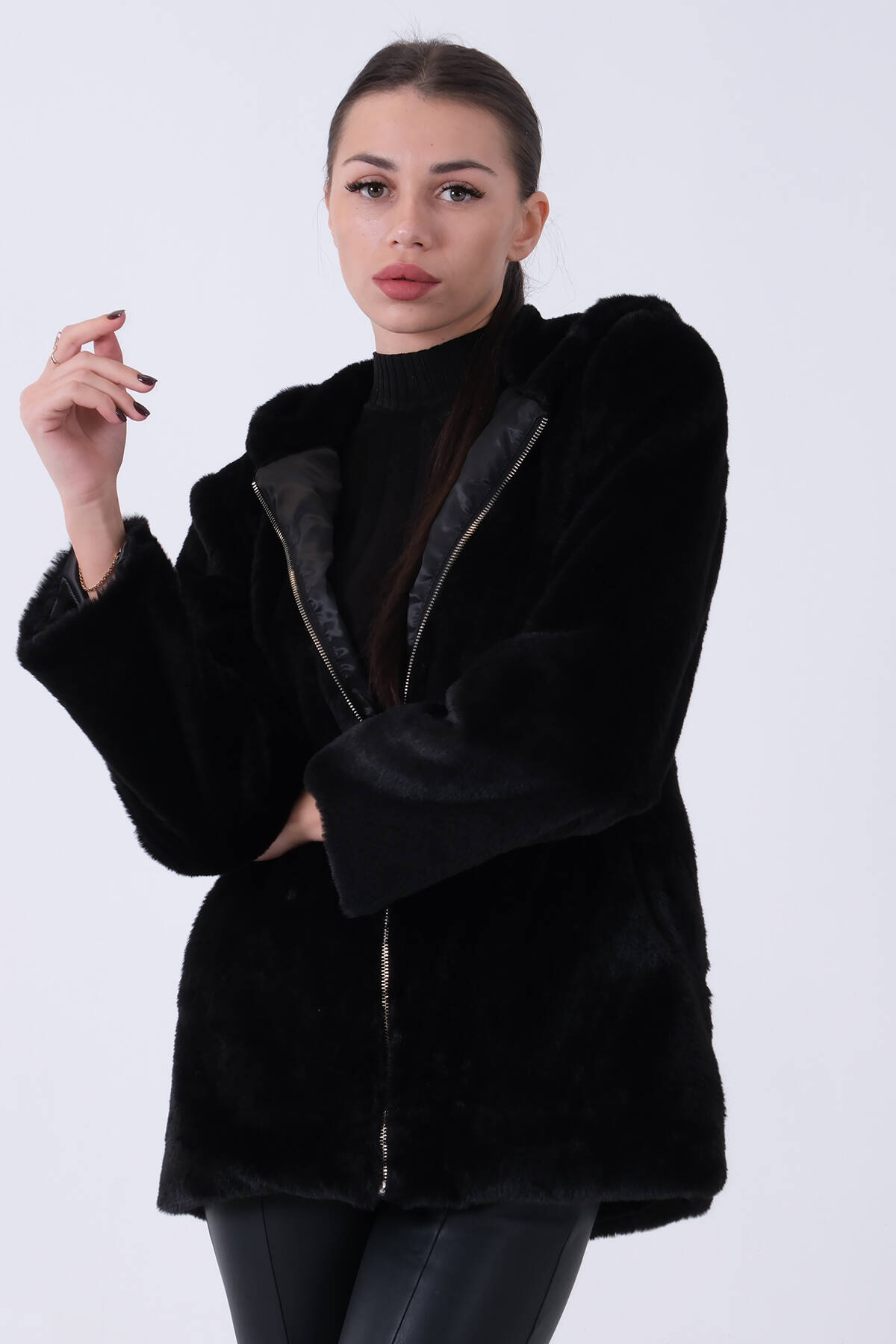 Siyah Fermuarlı Oversize Kapüşonlu Çift Cepli Peluş Mont 0108078.01 - Ardanewline