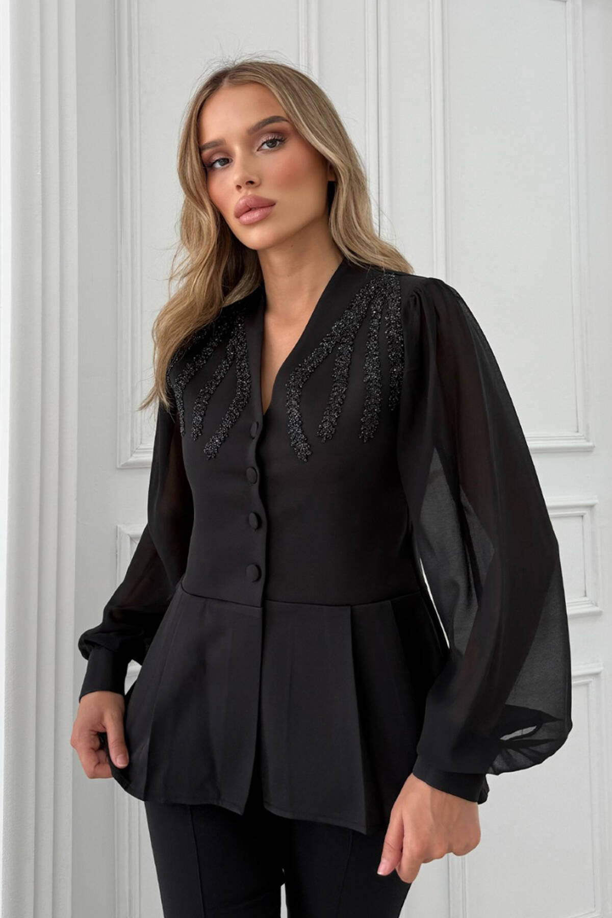 Siyah Önü 4 Düğme Detaylı Taş İşlemeli Bluz 4202891.01 - Ardanewline