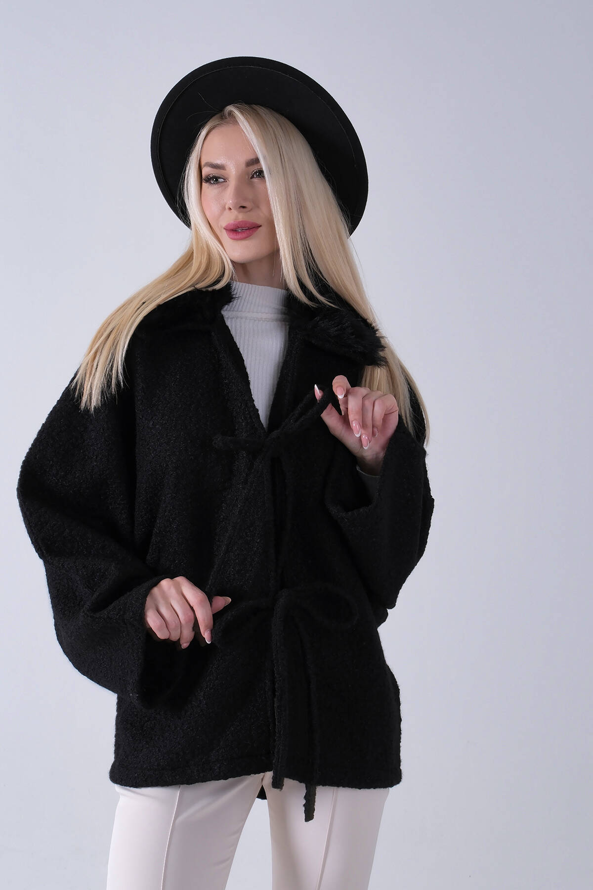 Siyah Önü Bağlama Detaylı Yakası Kürklü Panço 47122475.01 - Ardanewline (1)
