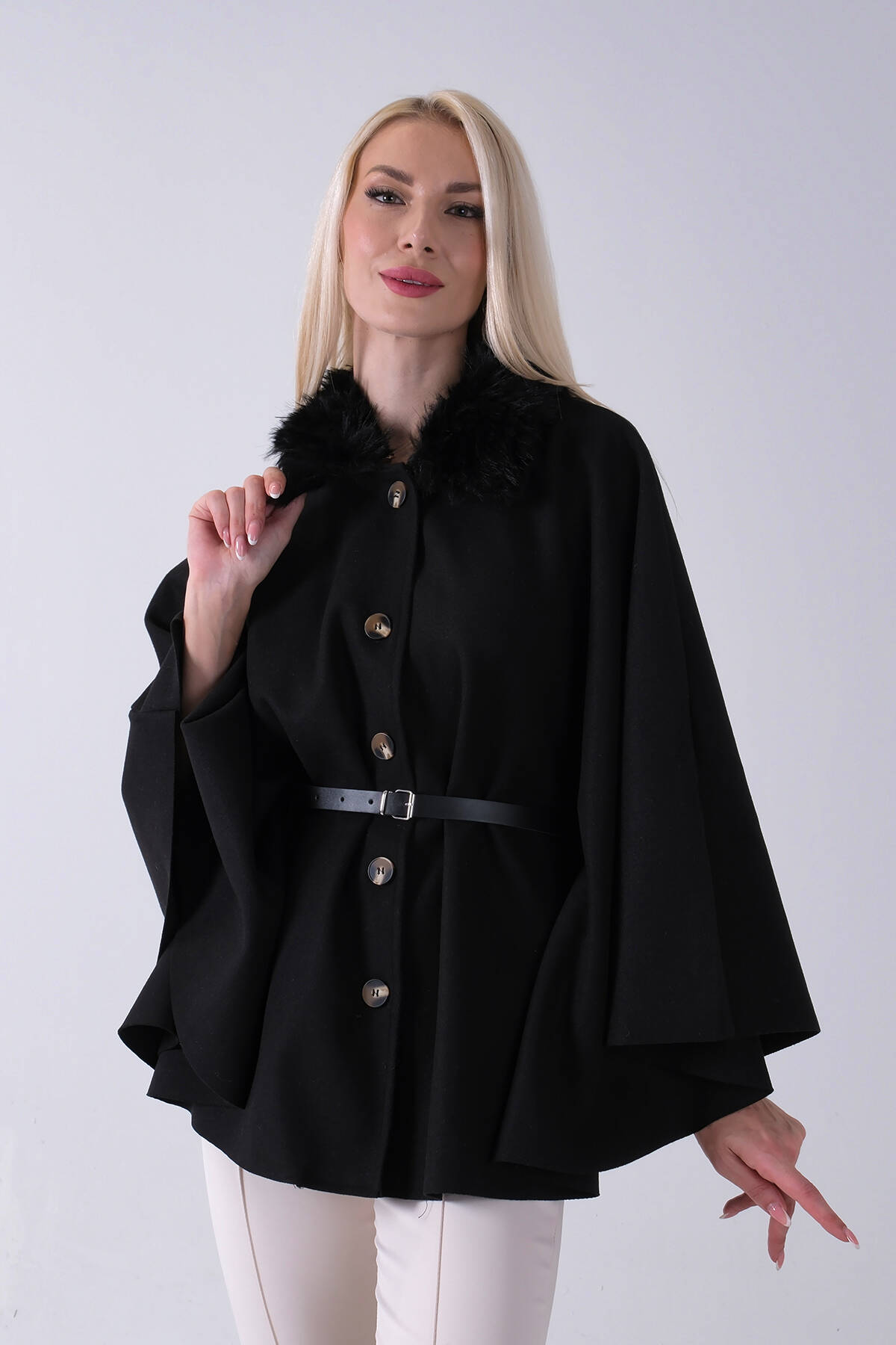 Siyah Önü Düğme Kapamalı Kemerli Yakası Kürklü Panço 47122714.01 - Ardanewline (1)
