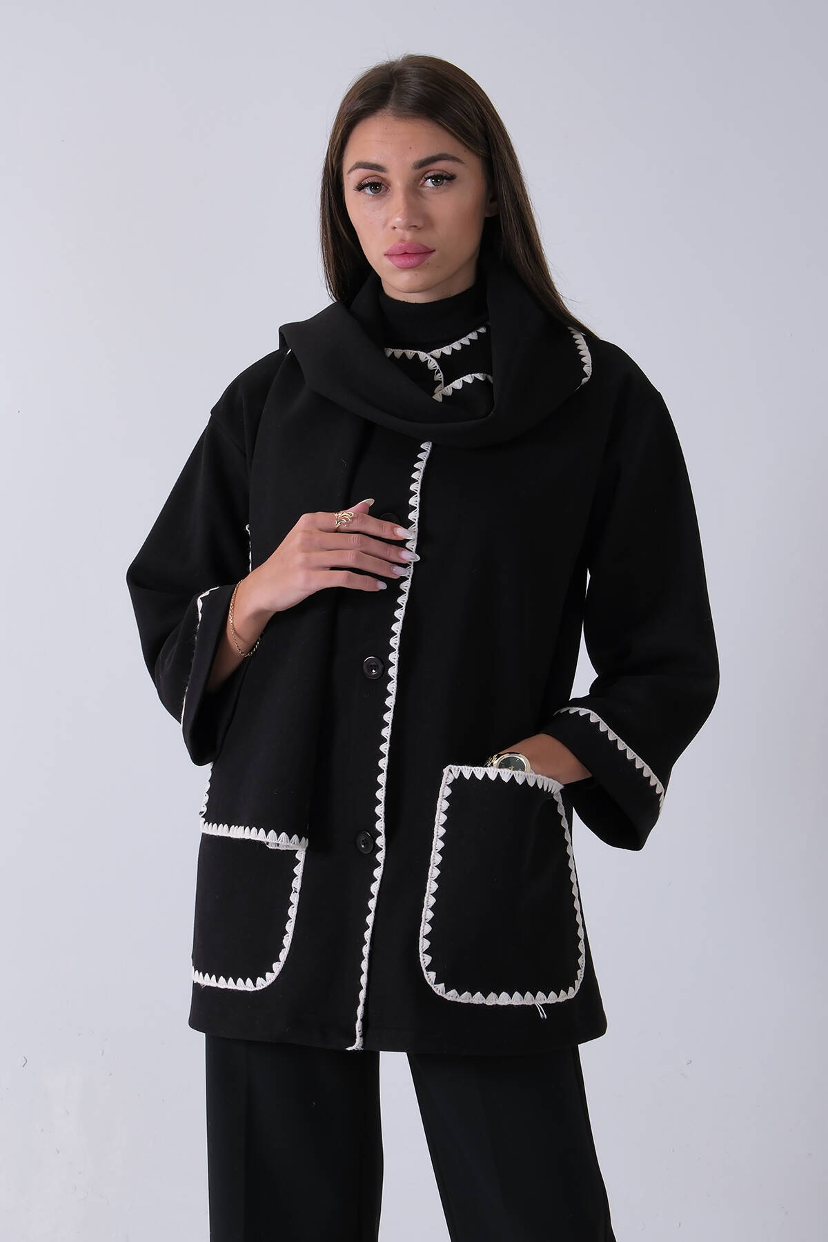 Siyah Önü Düğmeli Atkılı Süs Dikiş Detaylı Cepli Kısa Kaban 31050712.01 - Ardanewline