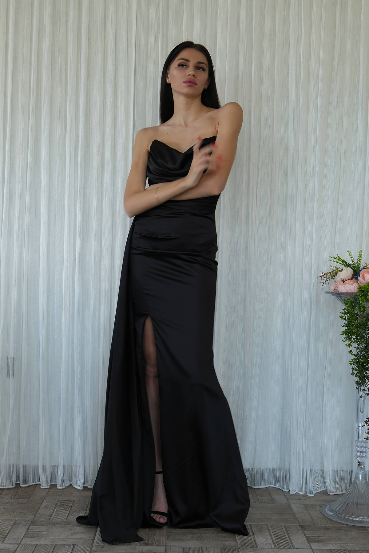 Siyah Straplez Drape Detaylı Yırtmaçlı Saten Kumaş Abiye Elbise 1607209.01 - Ardanewline