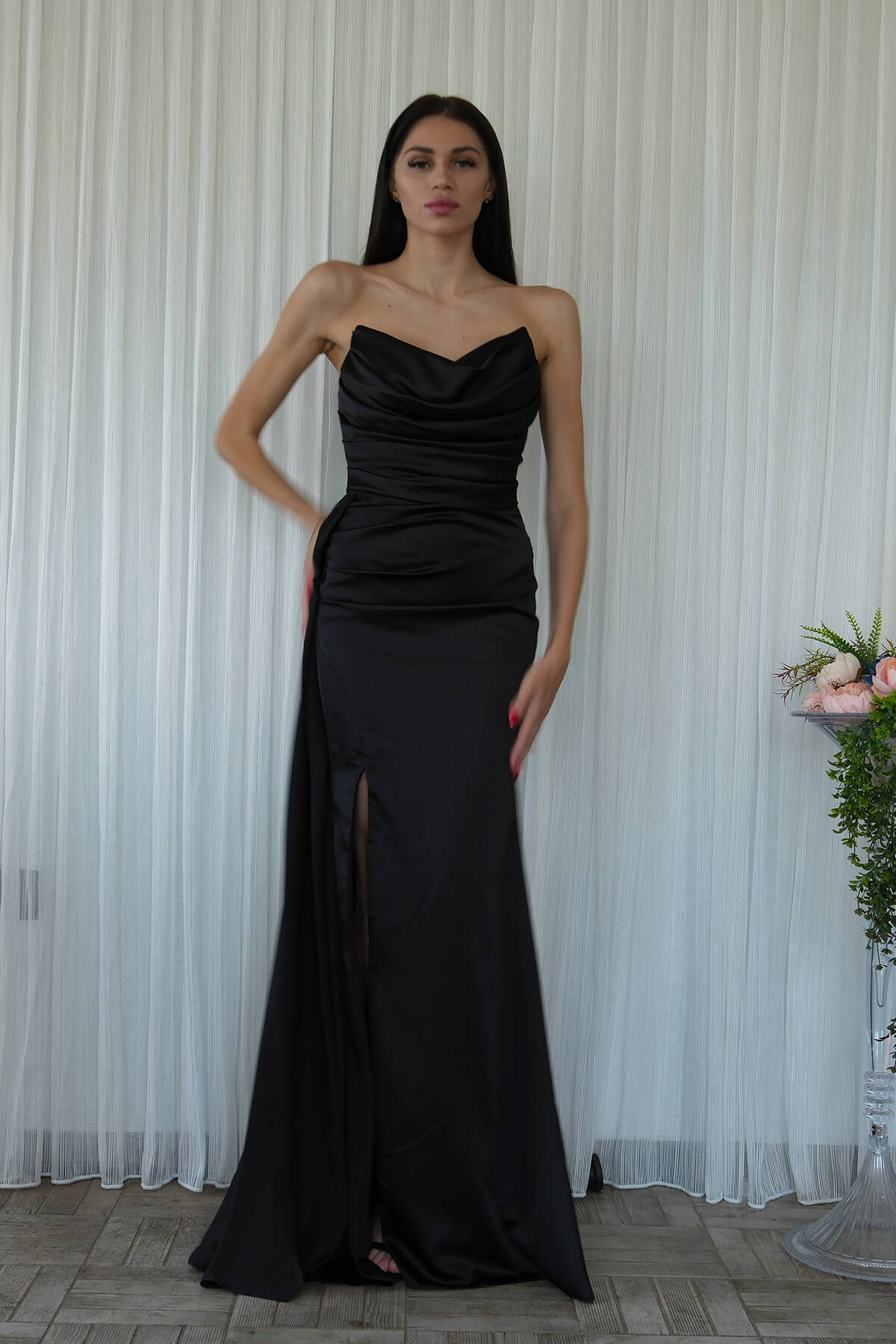 Siyah Straplez Drape Detaylı Yırtmaçlı Saten Kumaş Abiye Elbise 1607209.01 - Ardanewline (1)