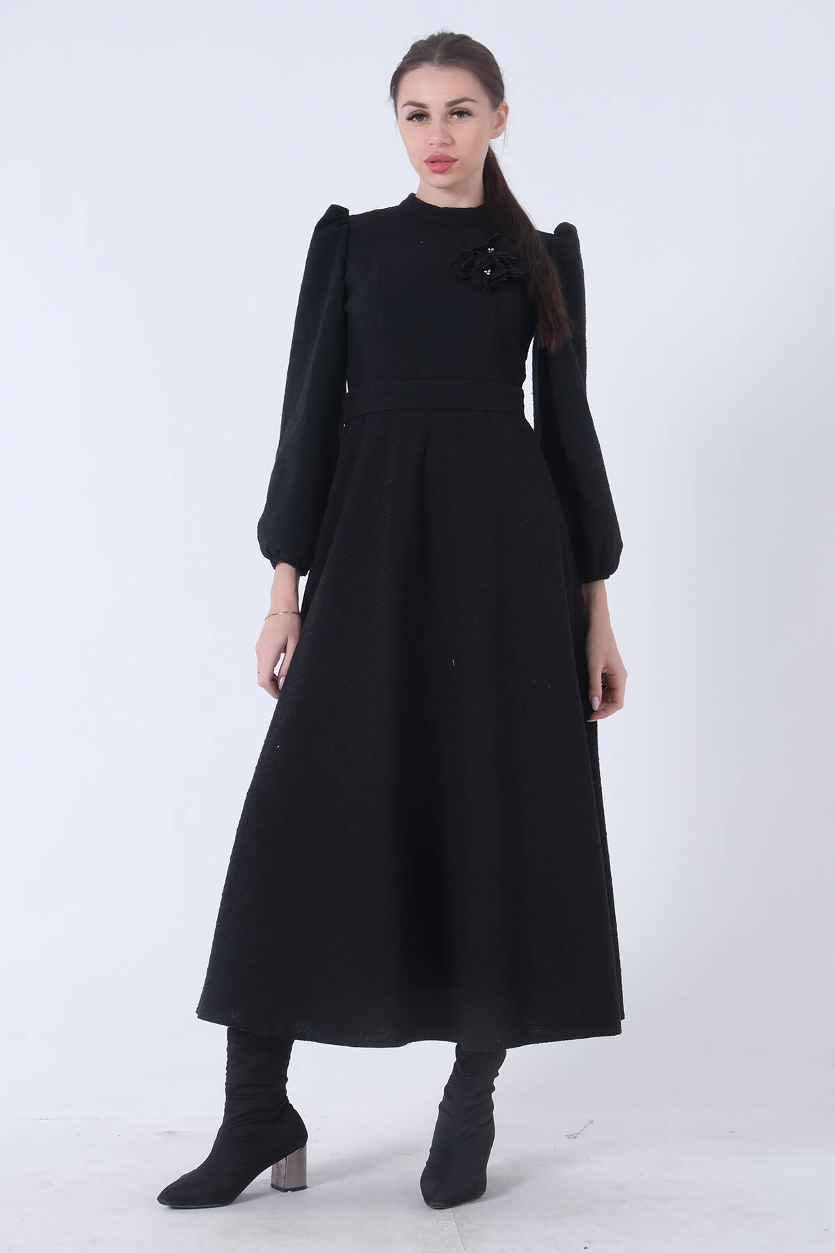 Siyah Tüvid Kumaş Çiçek Detaylı Kolları Lastikli Seyyar Kuşaklı Elbise 4593267.01 - Ardanewline