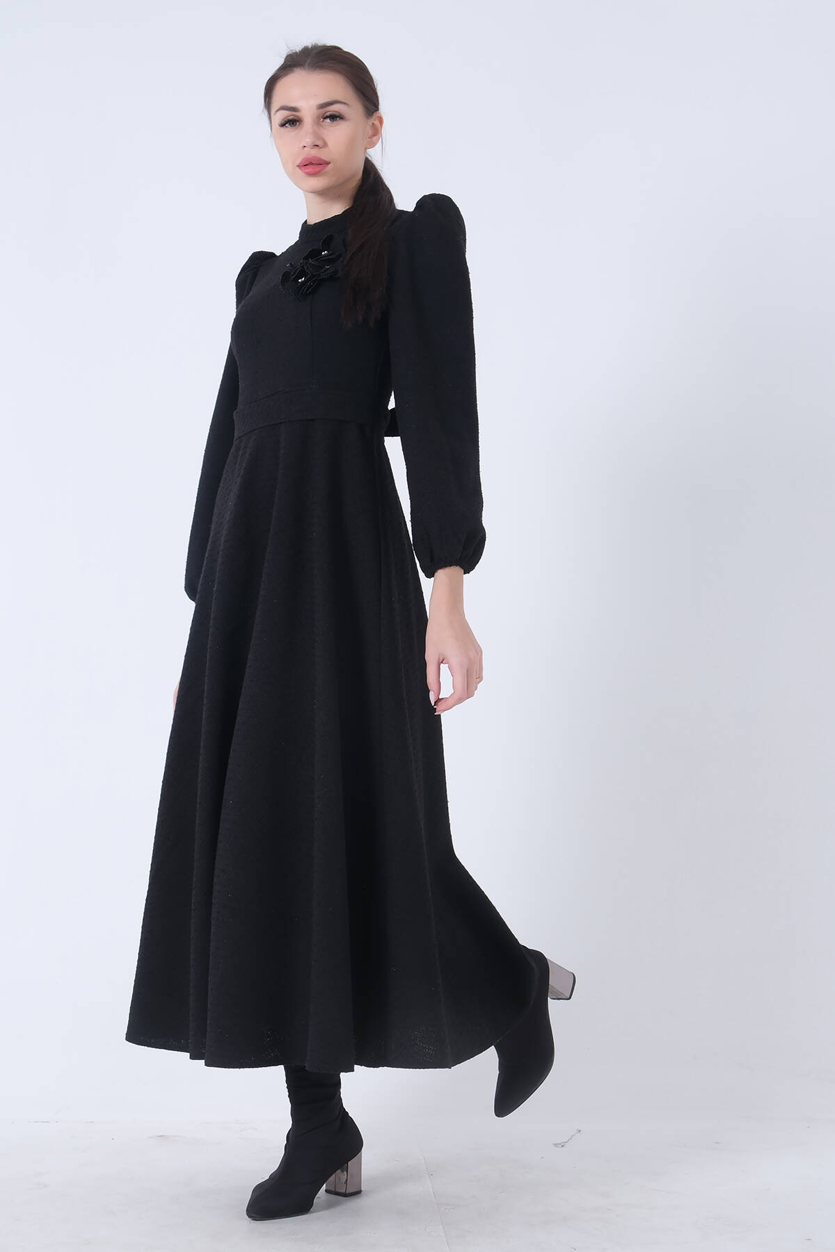 Siyah Tüvid Kumaş Çiçek Detaylı Kolları Lastikli Seyyar Kuşaklı Elbise 4593267.01 - Ardanewline (1)