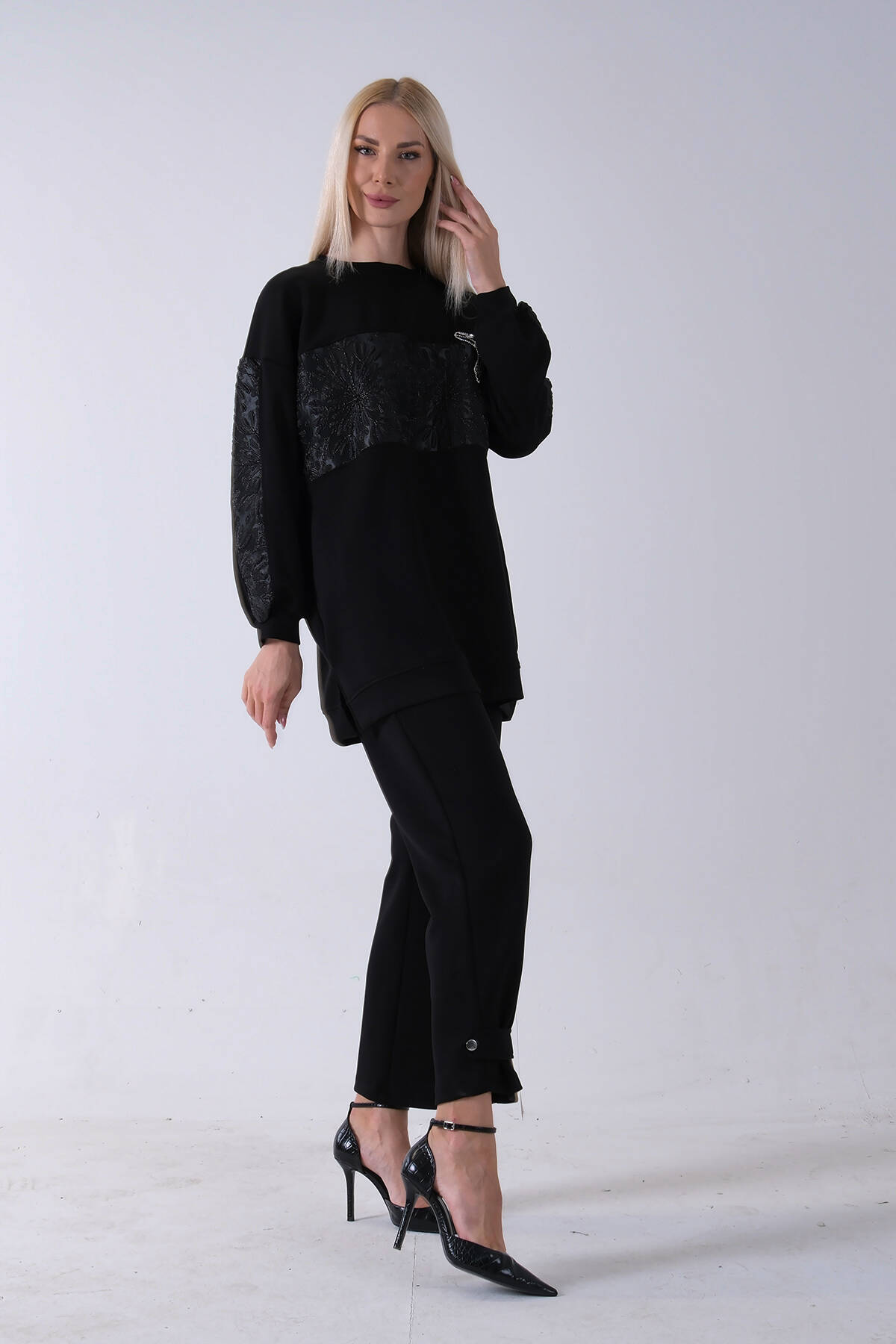 Siyah Üzeri Taş İşleme Desenli Pantolonlu Takım 940120231.01 - Ardanewline (1)