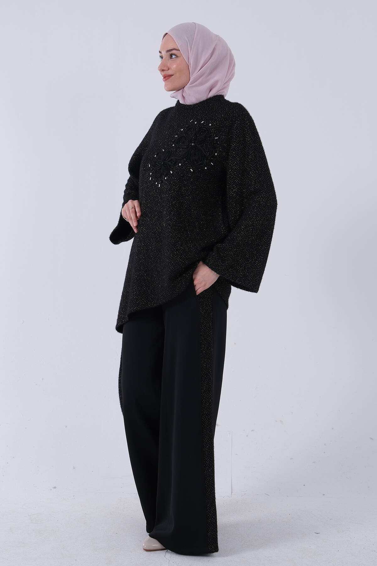 Siyah Üzeri Taş ve Gül İşlemeli Tunik Pantolonlu Takım 4577443.01 - Ardanewline (1)
