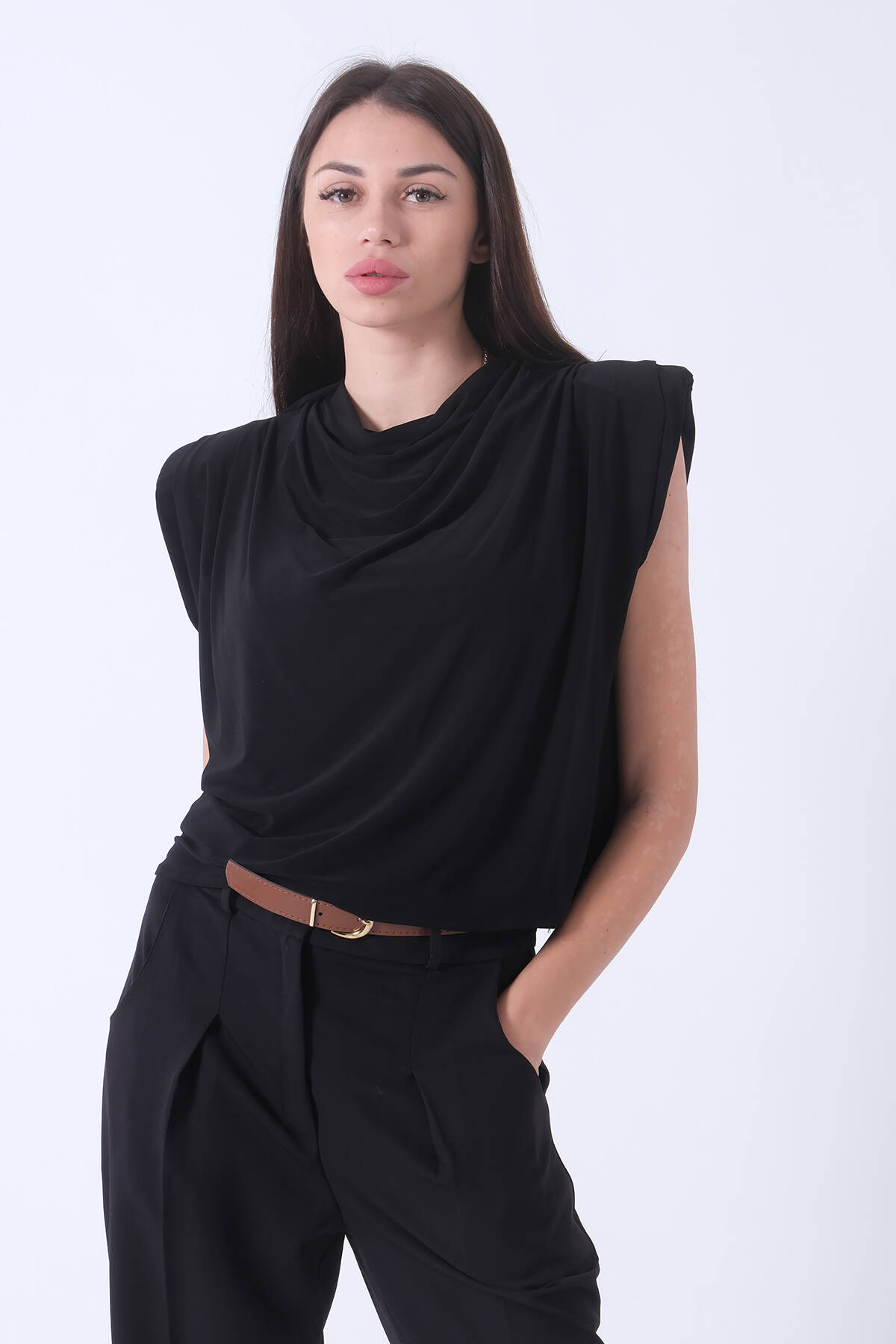 Siyah Vatkalı Sıfır Kol Bluz 4202720.01 - Ardanewline (1)