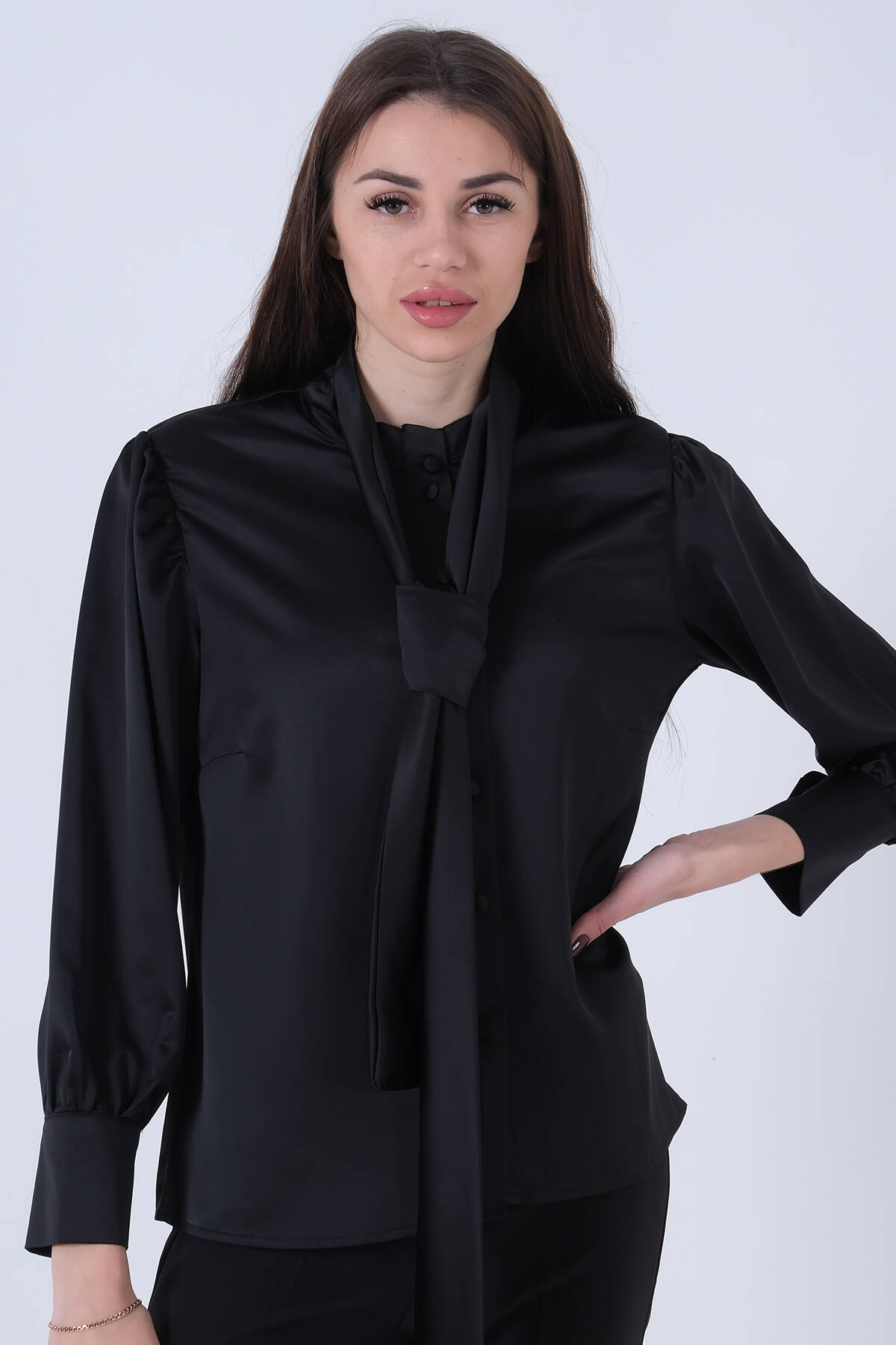 Siyah Yaka Bağlama Detaylı Saten Bluz 3972917.01 - Ardanewline