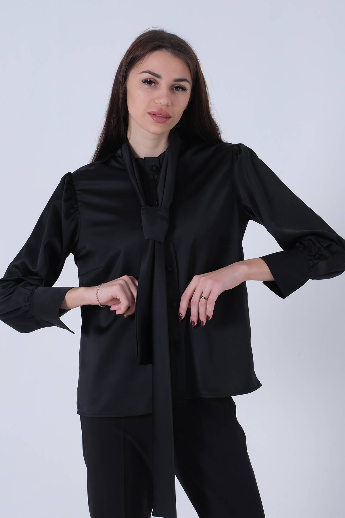 Siyah Yaka Bağlama Detaylı Saten Bluz 3972917.01 - Ardanewline (1)