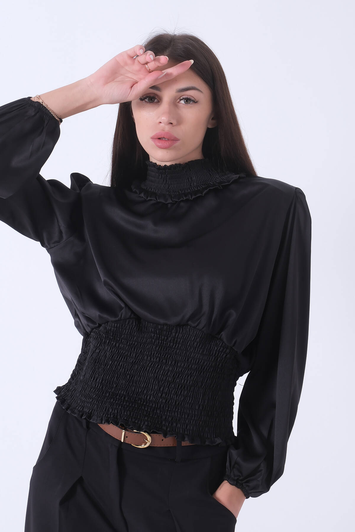 Siyah Yaka ve Etek Ucu Gipeli Oversize Saten Bluz 3972990.01