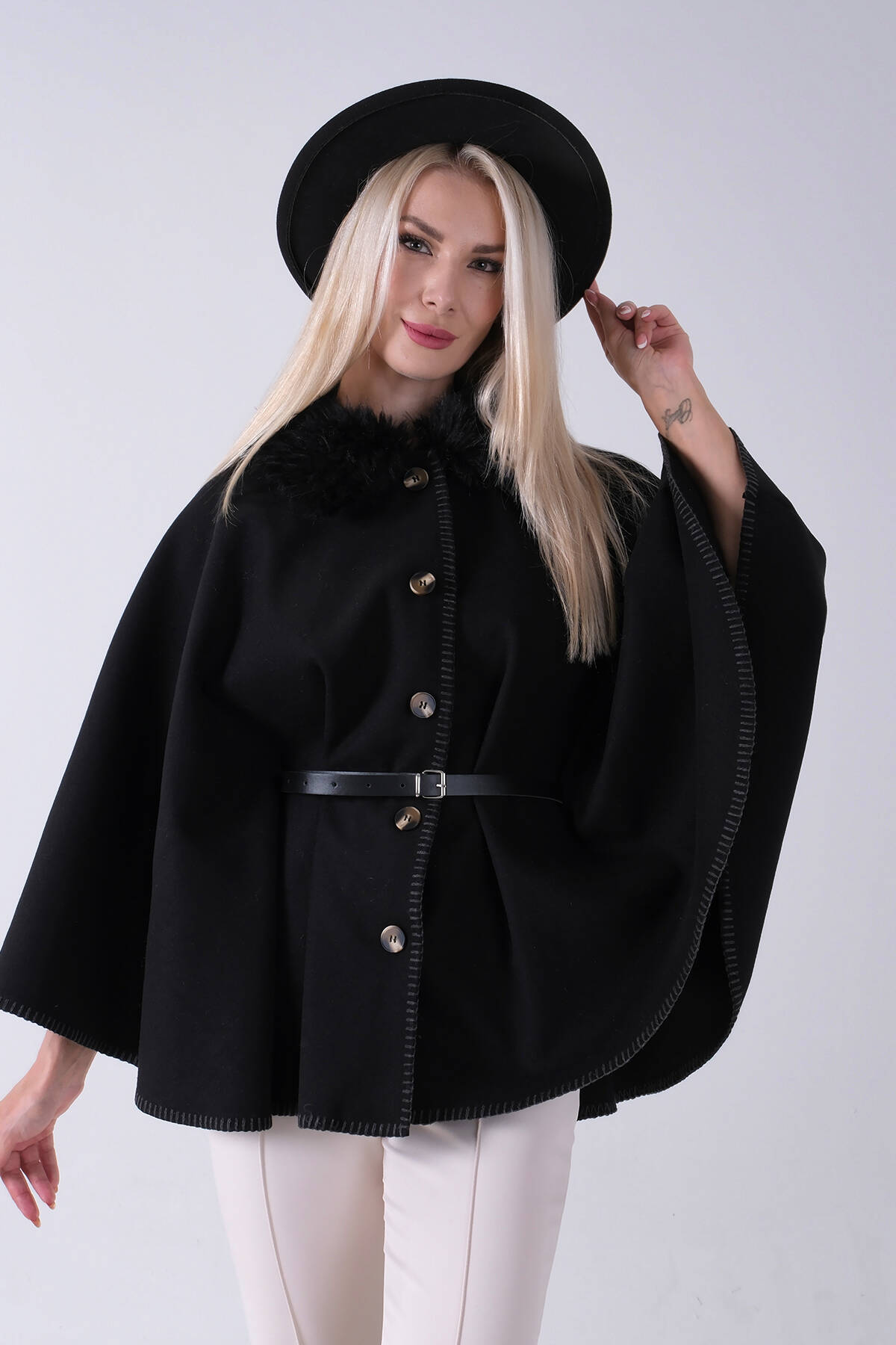 Siyah Yakası Kürklü Dikiş Detaylı Kemerli Panço 47122731.01 - Ardanewline
