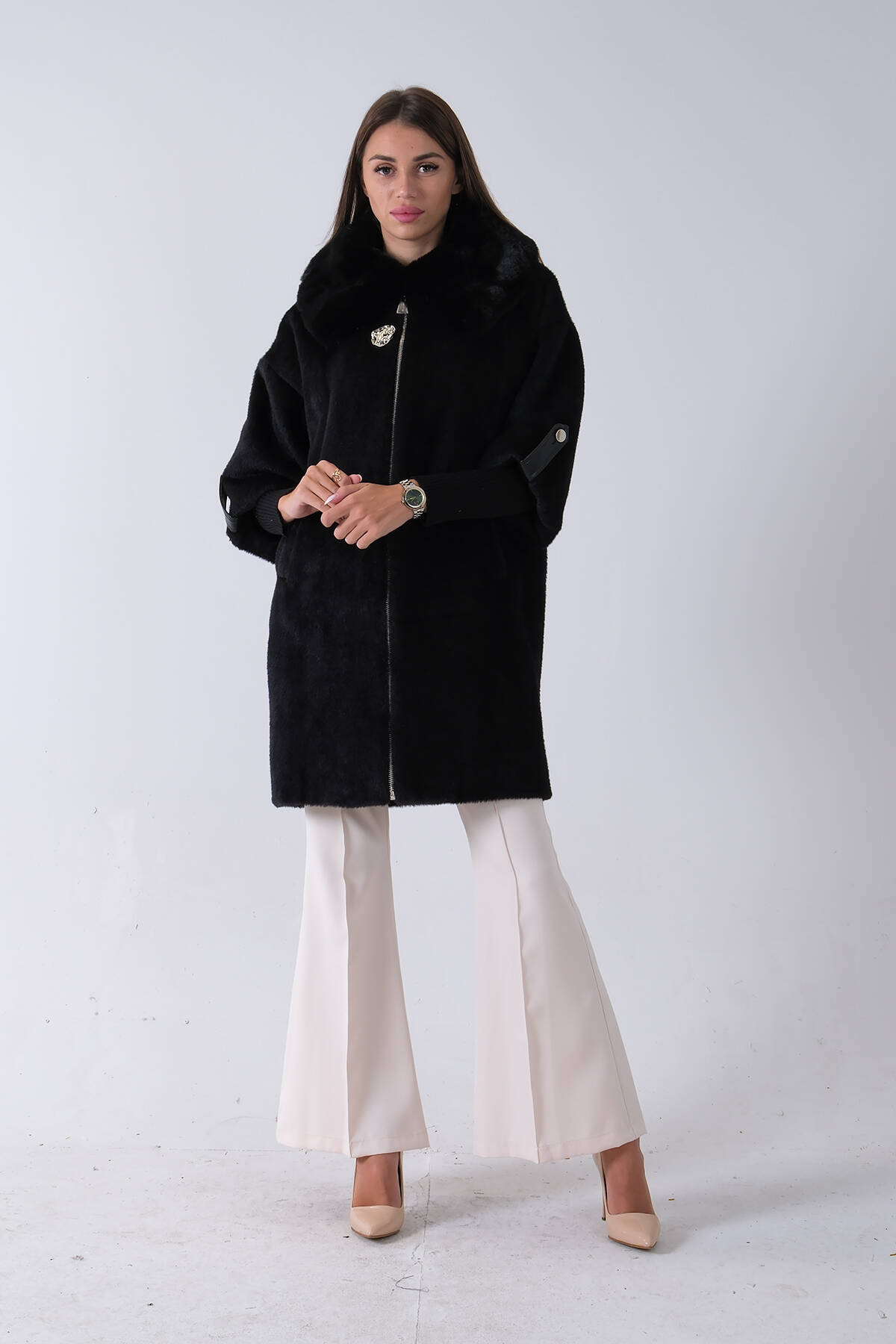 Siyah Yandan Cepli Broş Detaylı Yaka Kürklü Peluş Kaban 44510847.01 - Ardanewline