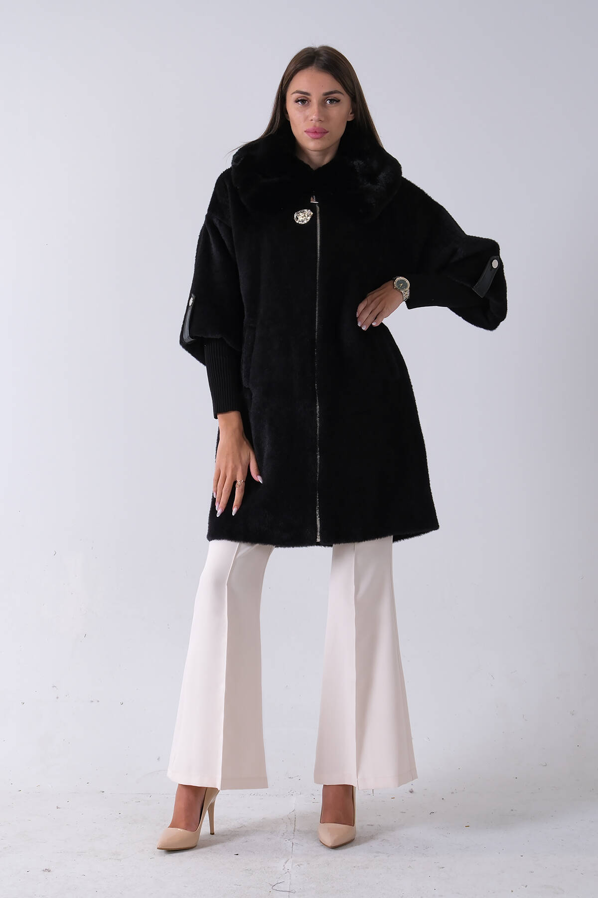 Siyah Yandan Cepli Broş Detaylı Yaka Kürklü Peluş Kaban 44510847.01 - Ardanewline (1)