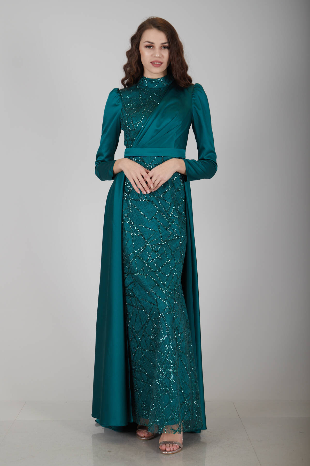 Zümrüt Sim Detaylı Kuyruklu Tesettür Saten Abiye Elbise 6502390.123 - Ardanewline